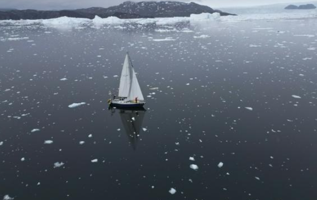 Thủy thủ người Brazil Tamara Klink tạo dáng trên chiếc thuyền buồm 'Sardinha 2' khi cô hoàn thành chuyến đi qua Hành lang Tây Bắc