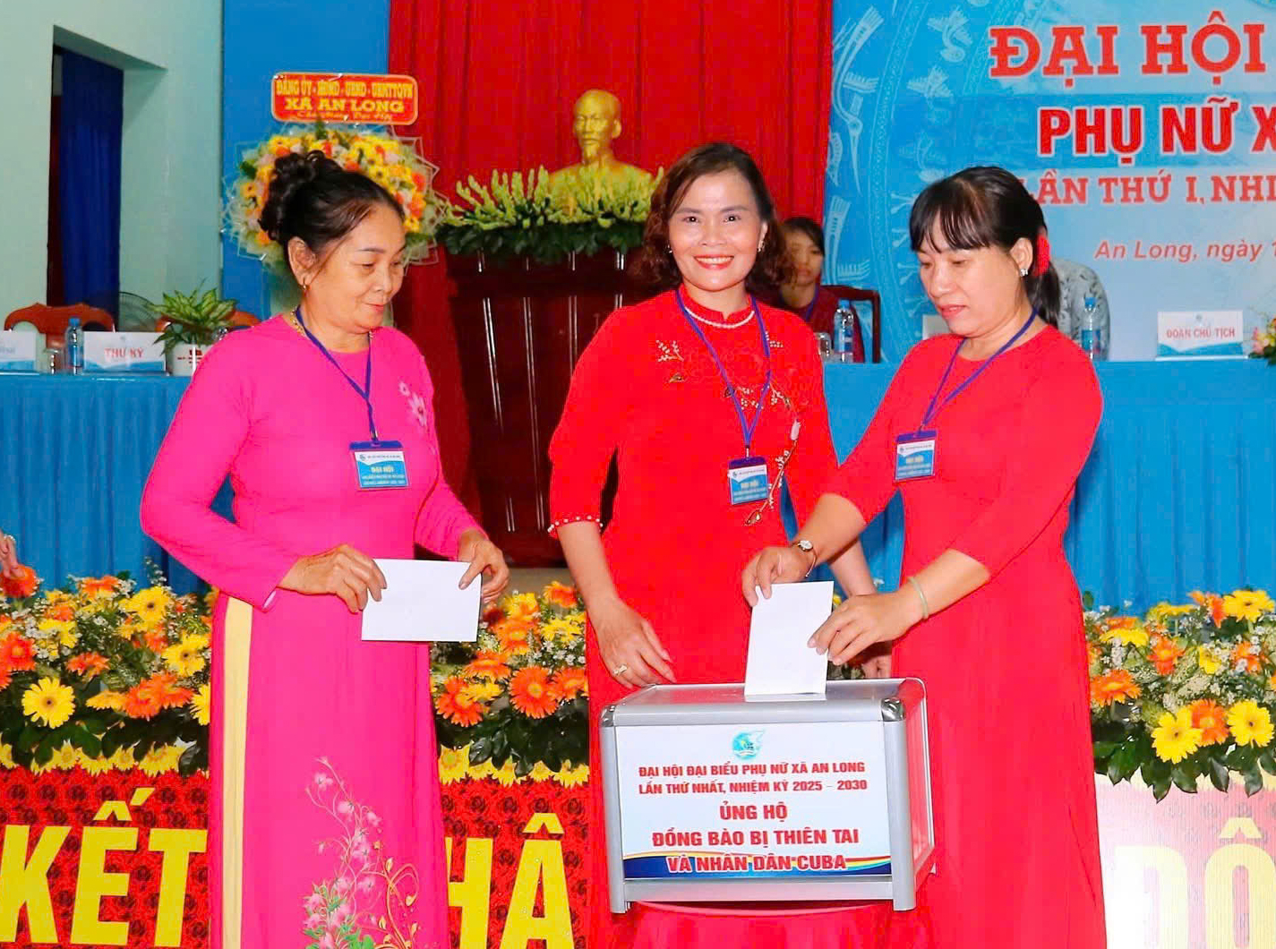 Cán bộ hội viên phụ nữ xã An Long đoàn kết, chung tay đóng góp hỗ trợ đồng bào bị ảnh hưởng bởi bão lũ, thiên tại tại Đại hội - Ảnh: T.V. 