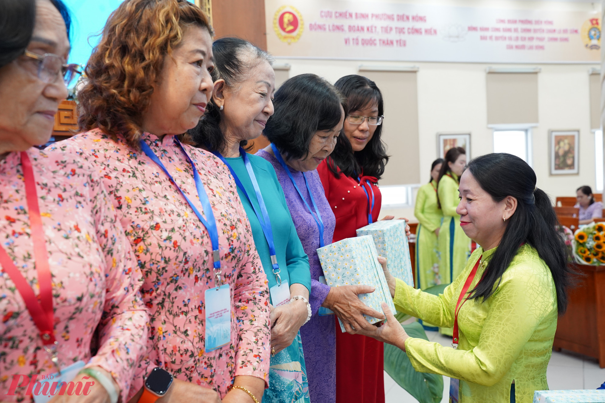 Bà Hà Thị Gái – Chủ tịch Hội LHPN phường Diên Hồng tặng quà tri ân đến các dì, chị không tham gia Ban Chấp hành nhiệm kỳ 2025 – 2030.