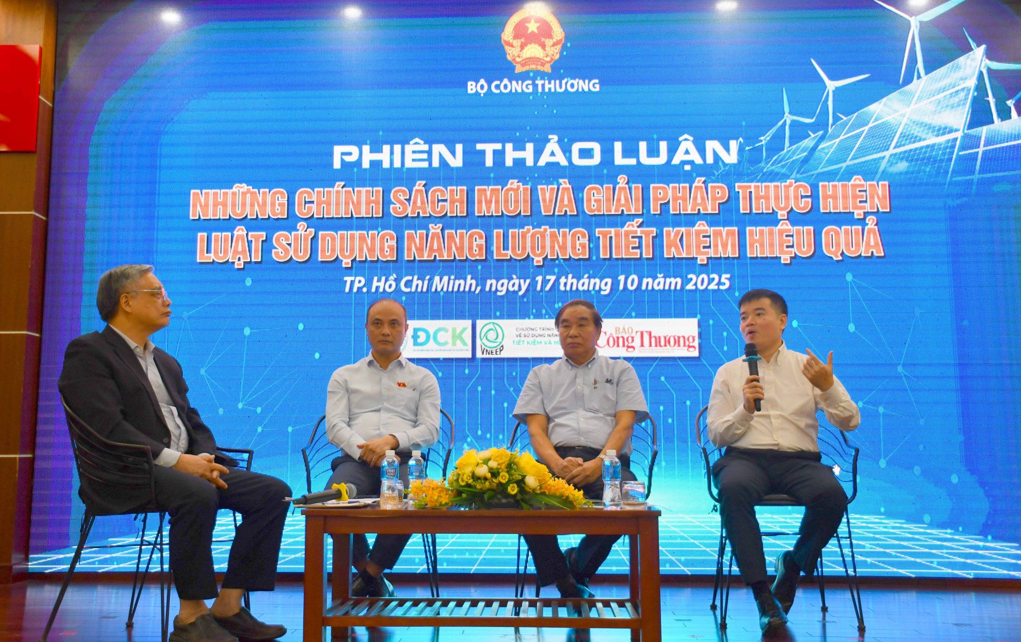 Các chuyên gia thảo luận trong diễn đàn diễn ra vào sáng 17/10, tại TPHCM