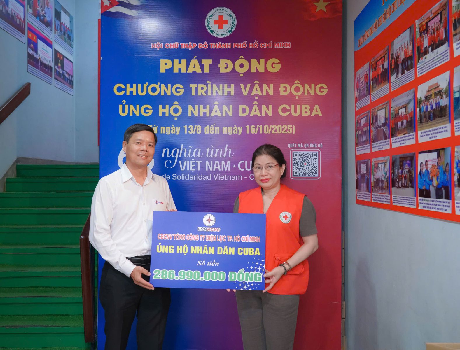 Ông Lê Văn Minh - Chủ tịch Công đoàn EVNHCMC - đã trao biểu trưng số tiền 286.990.000 đồng thông qua Hội Chữ thập đỏ TPHCM - Ảnh: EVNHCMC