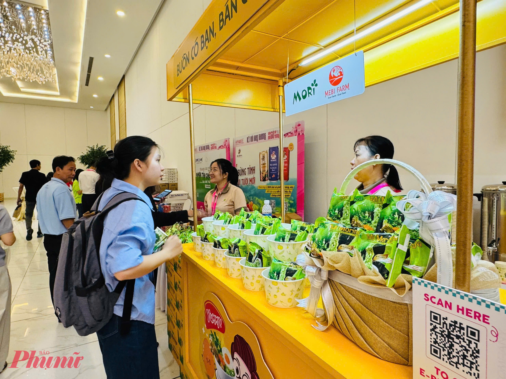 Gian hàng mì tôm với nguyên liệu 100% từ lá chùm ngây là một điểm thu hút khác. Khách hàng không chỉ mua sắm mà còn được phục vụ mì nóng hổi ngay tại gian hàng để cảm nhận trọn vẹn hương vị.