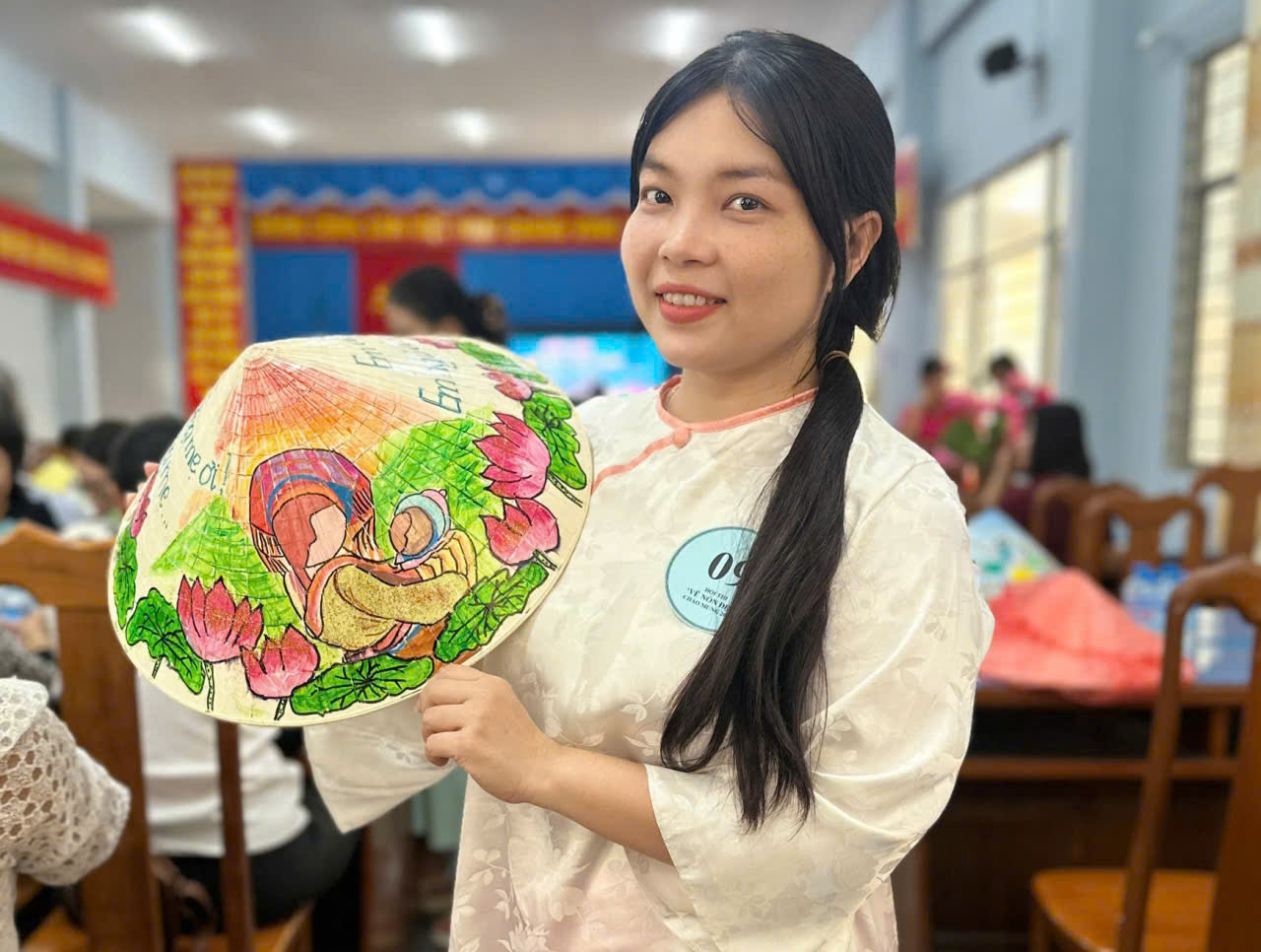 Hình ảnh dân gian từ được chị em phụ nữ tỉnh An Giang khắc họa lên nón - Ảnh CTV