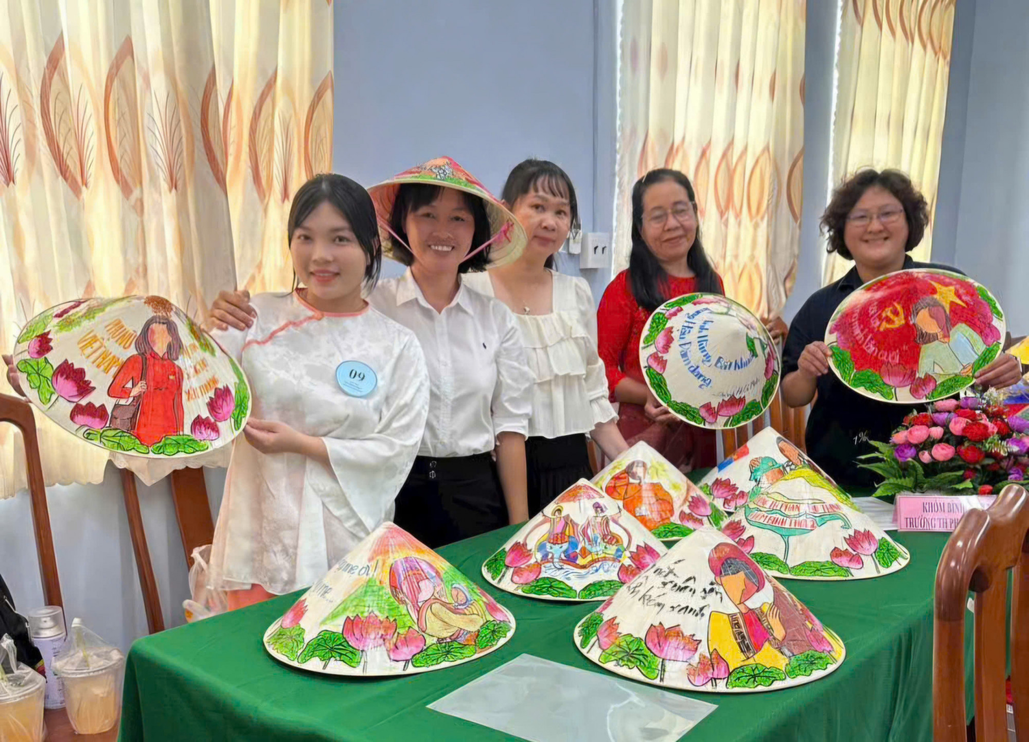 Qua bàn tay khéo léo của nhiều chị em phụ nữ, chiếc nón lá trở nên sống động và đầy sắc màu - Ảnh CTV