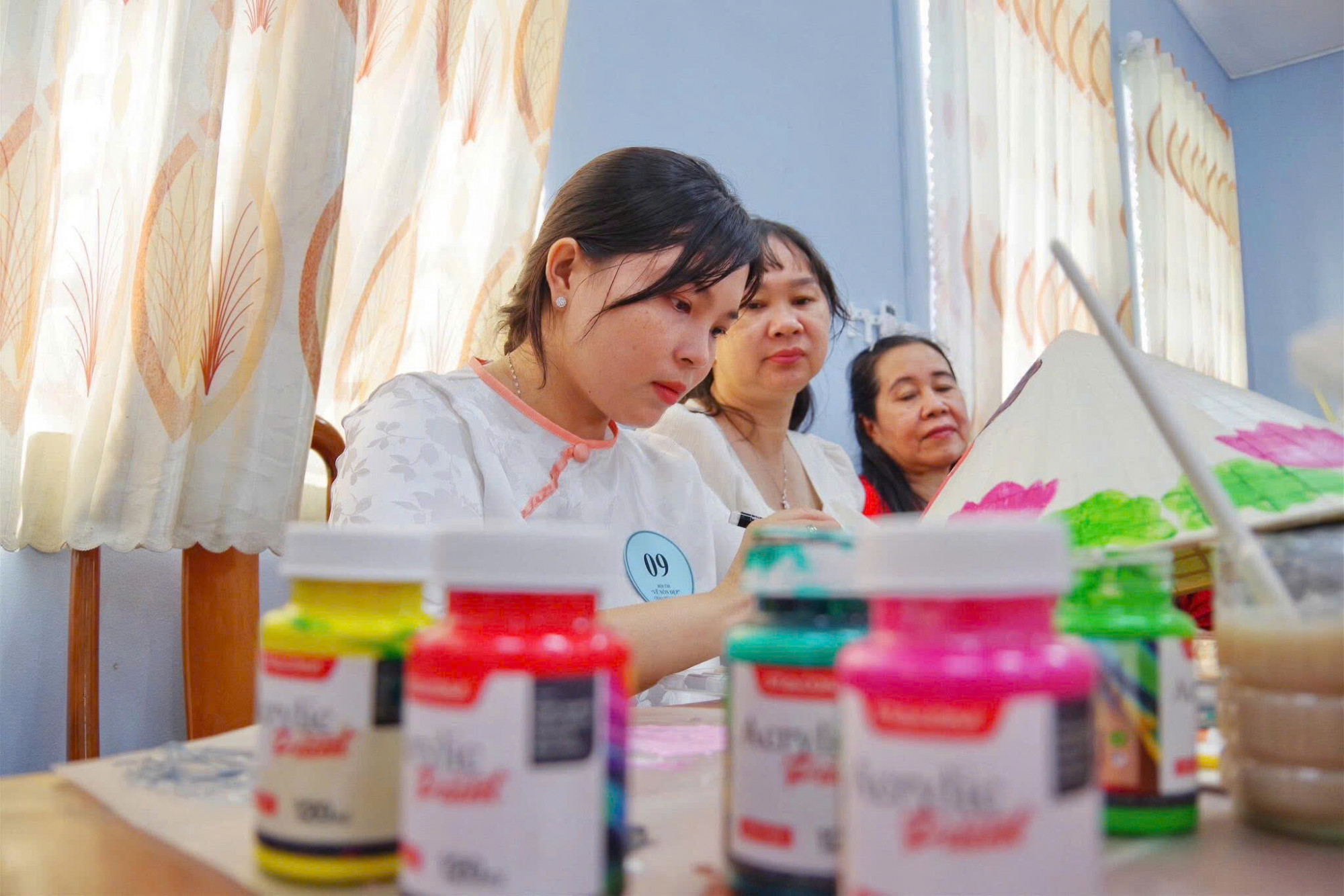 Những chiếc nón được chị em phụ nữ tỉnh An Giang trang trí đầy màu sắc - Ảnh CTV