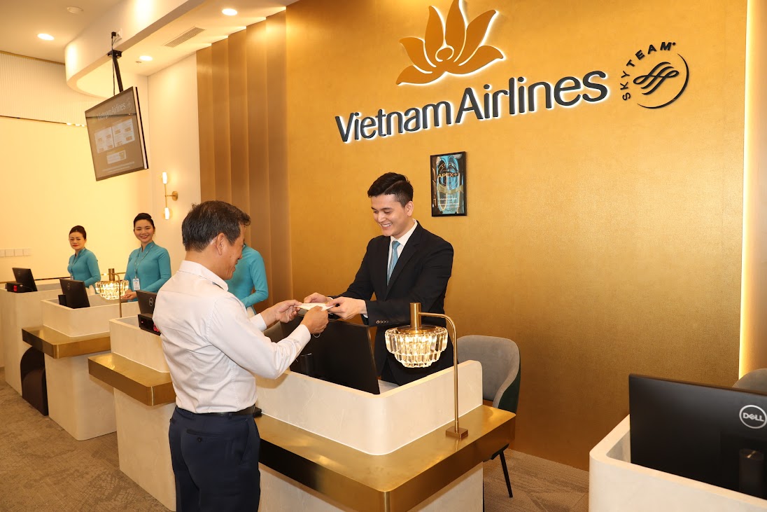 Vị khách hàng đặc biệt đầu tiên của Hãng Vietnam Airlines thực hiện làm thủ tục qua hệ thống Check-in Lounge tại TPHCM - Ảnh: Vietnam Airlines
