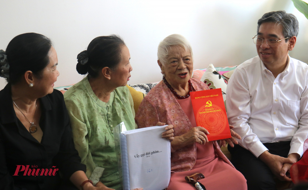 Lãnh đạo Thành phố gửi thư mời tham dự Hội nghị Tổng kết 50 năm nền văn học nghệ thuật TPHCM sau ngày đất nước thống nhất cho đạo diễn, nhà văn Xuân Phượng. Ảnh: Phương Nhã