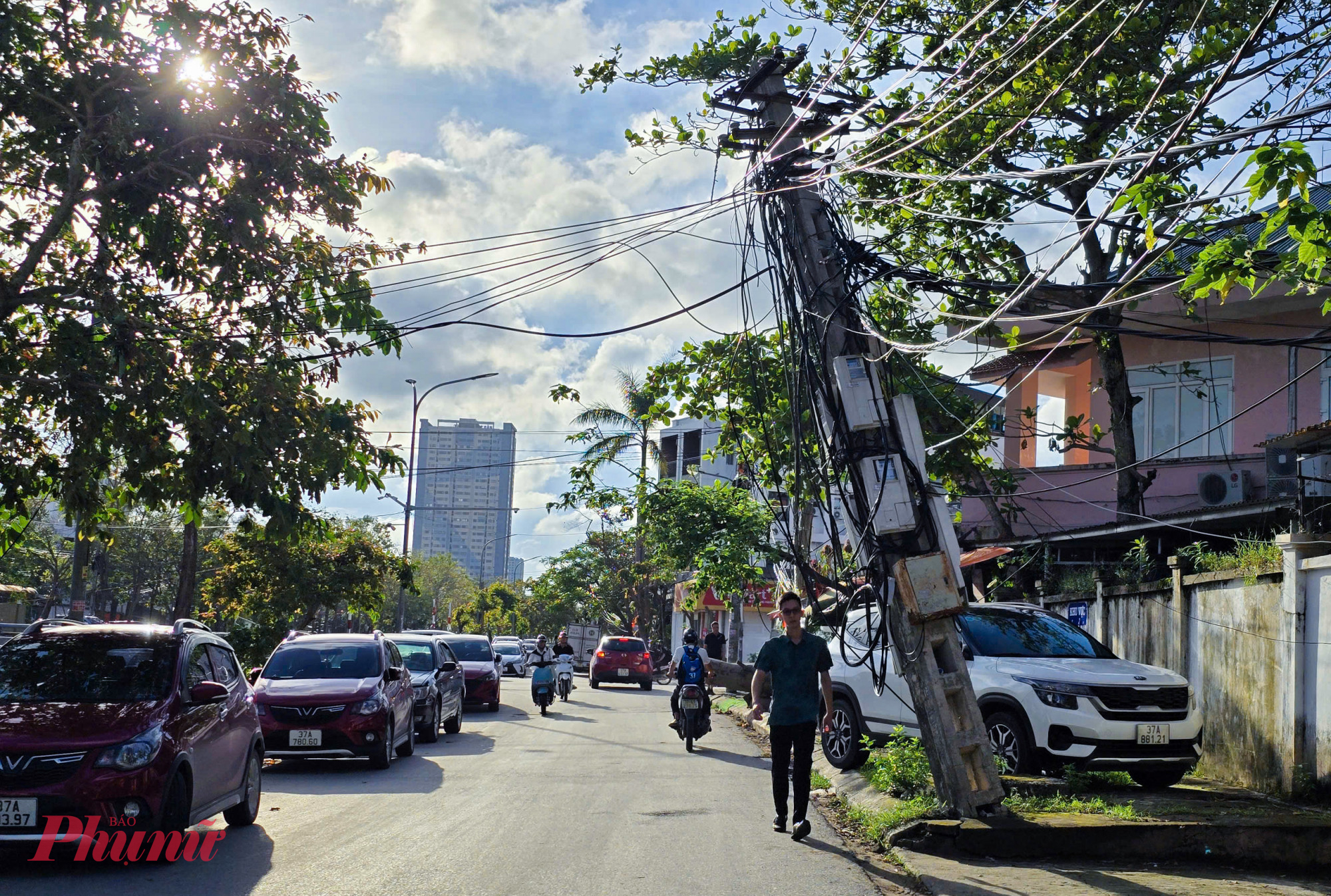 Một cột điện đổ nghiêng ra đường Phùng Chí Kiên (phường Vinh Lộc, tỉnh Nghệ An).