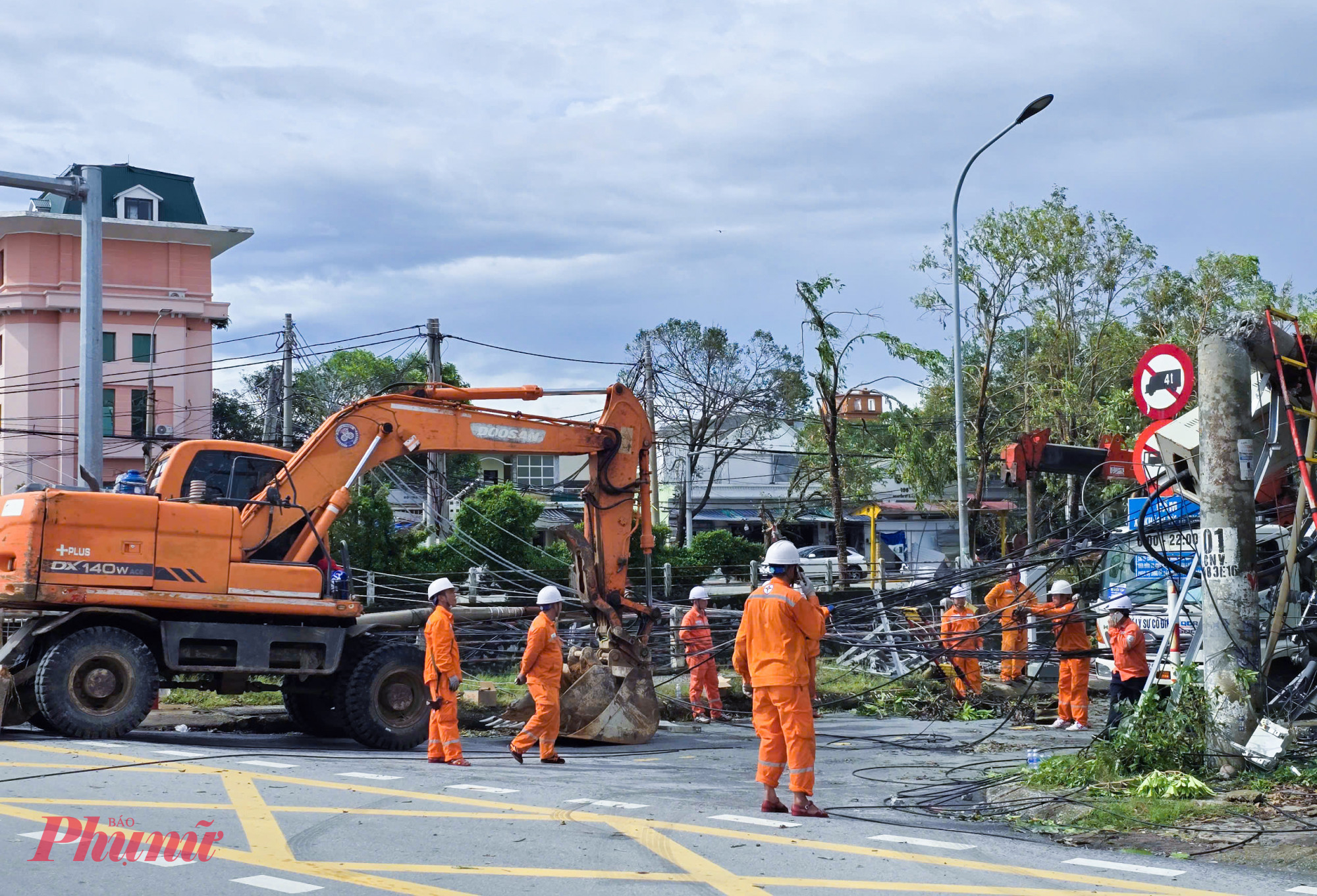 Ngay sau khi bão tan, Công ty Điện lực Nghệ An đã huy động toàn bộ lực lượng cán bộ, công nhân, cùng sự hỗ trợ từ điện lực các tỉnh bạn, khẩn trương khôi phục hệ thống lưới điện. Phải mất hơn 1 tuần, toàn bộ khách hàng trên địa bàn mới được cấp điện trở lại.
