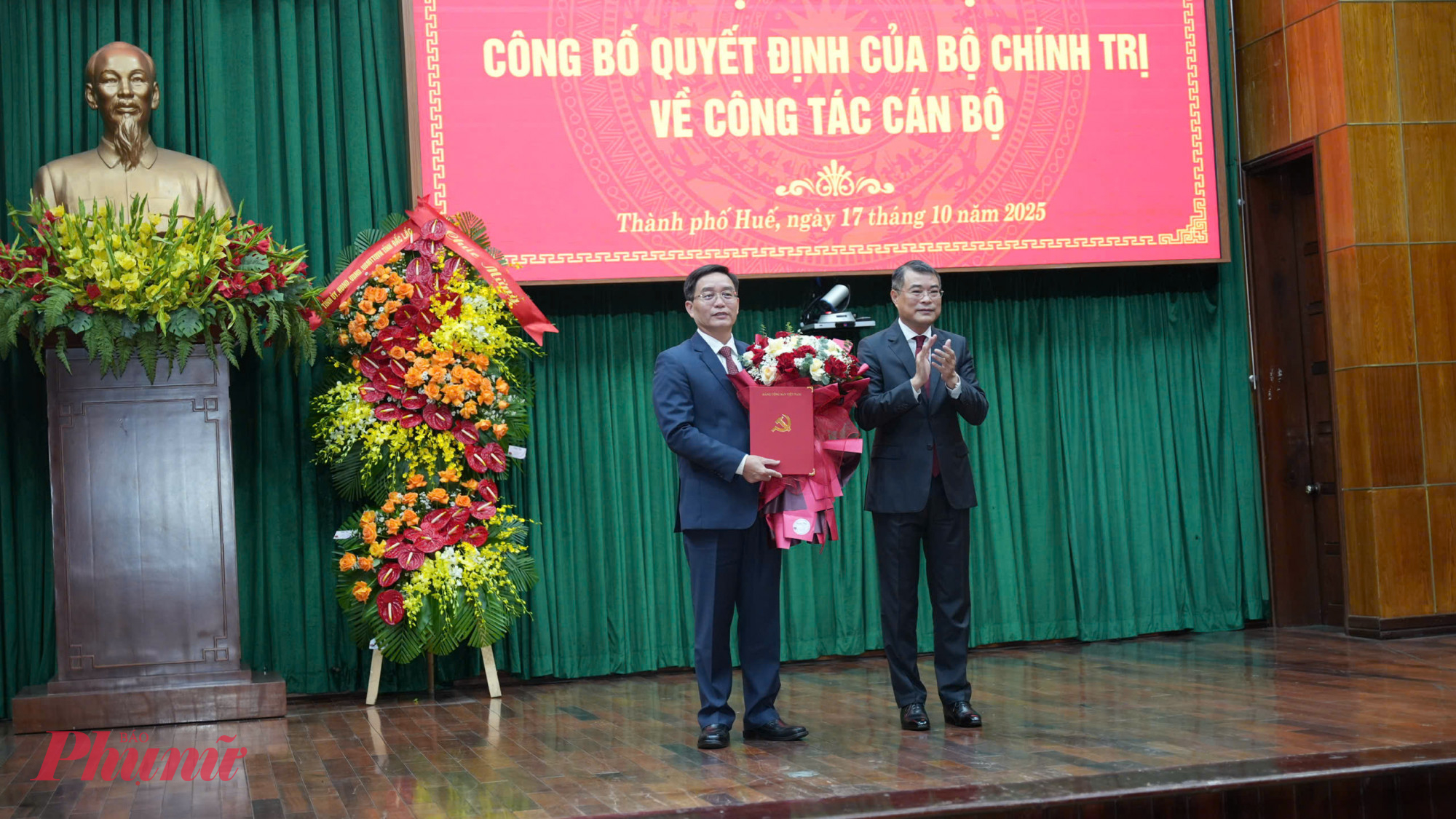 ông Lê Minh Hưng — Ủy viên Bộ Chính trị, Bí thư Trung ương Đảng, Trưởng Ban Tổ chức Trung ương trao quyết định điều động, chỉ định giữ chức vụ  Bí thư Thành ủy Huế 