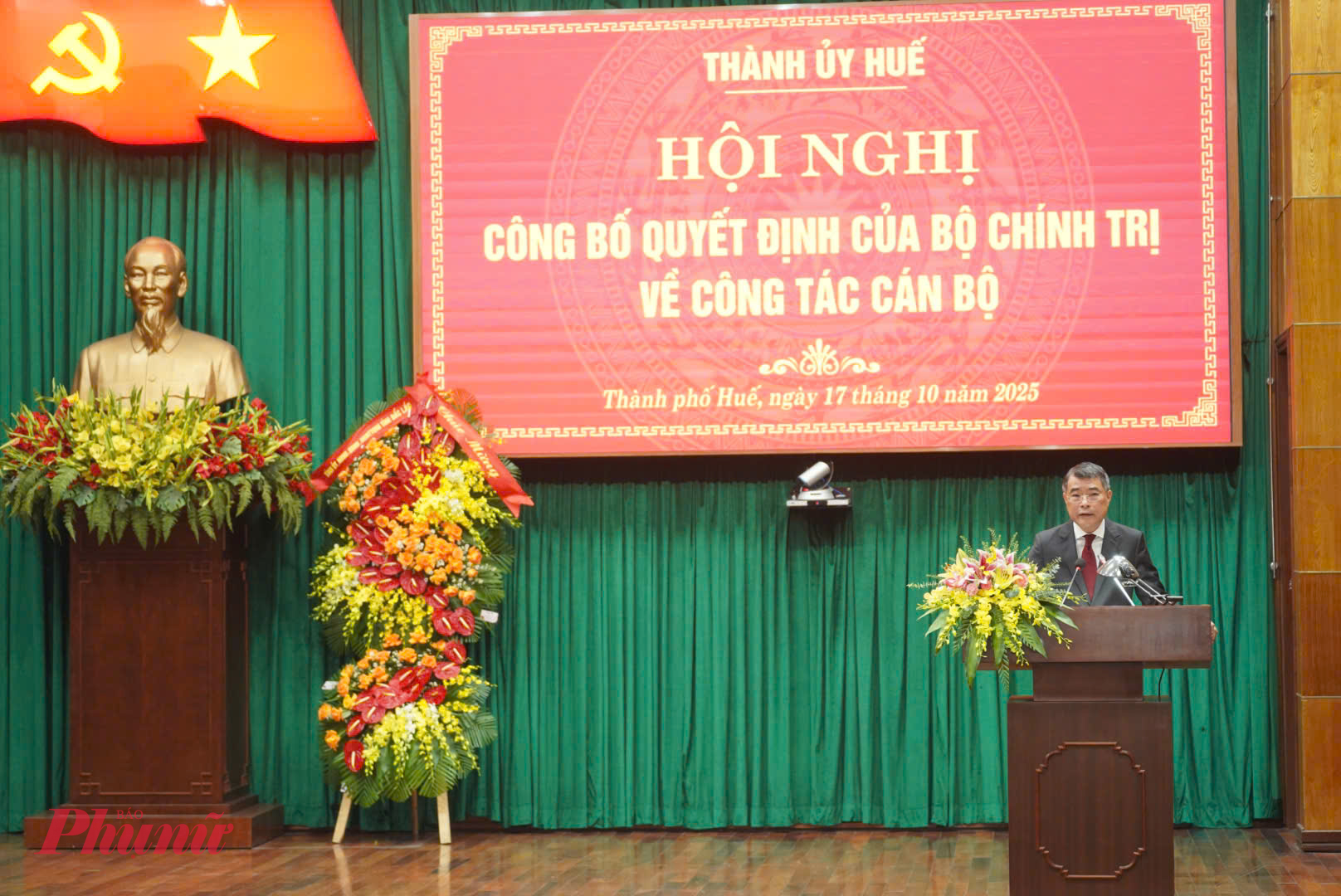 ông Lê Minh Hưng - Ủy viên Bộ Chính trị, Bí thư Trung ương Đảng, Trưởng Ban Tổ chức Trung ương đã trao quyết định, tặng hoa và giao nhiệm vụ cho ông Nguyễn Đình Trung