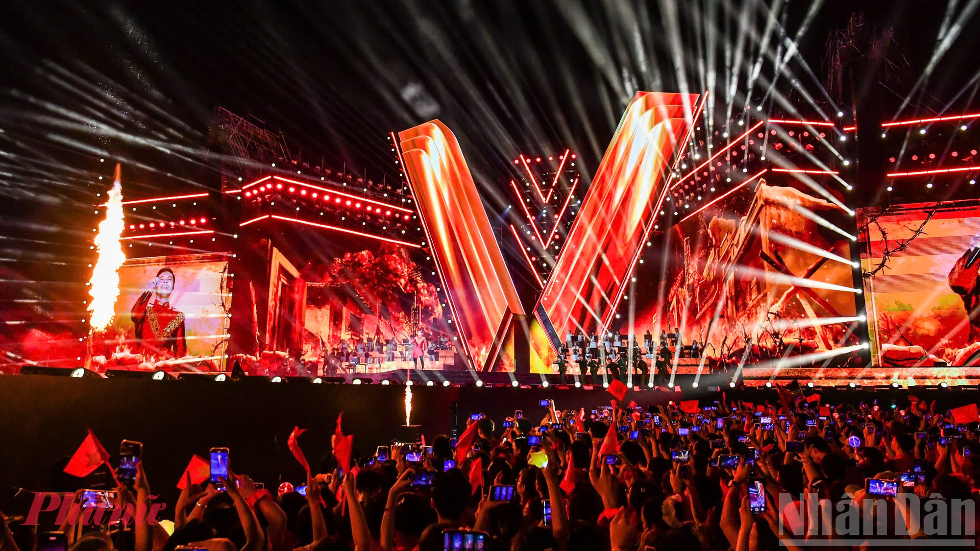 Không khí đêm concert quốc gia 10/8 thu hút 50.000 khán giả được tái hiện trên màn ảnh rộng (Ảnh: Báo Nhân Dân)