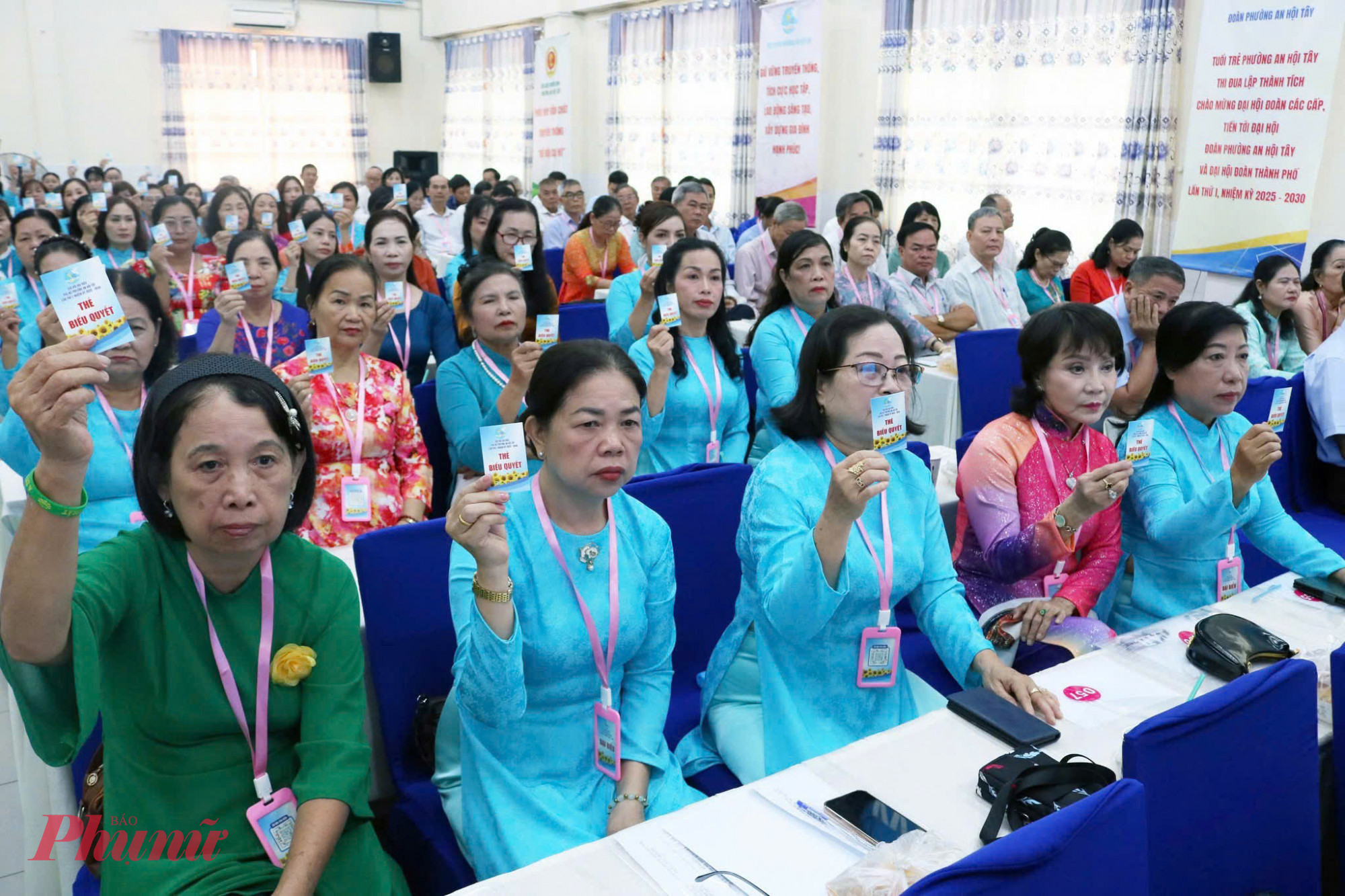 Đại biểu biểu quyết thông qua các nội dung tại Đại hội 