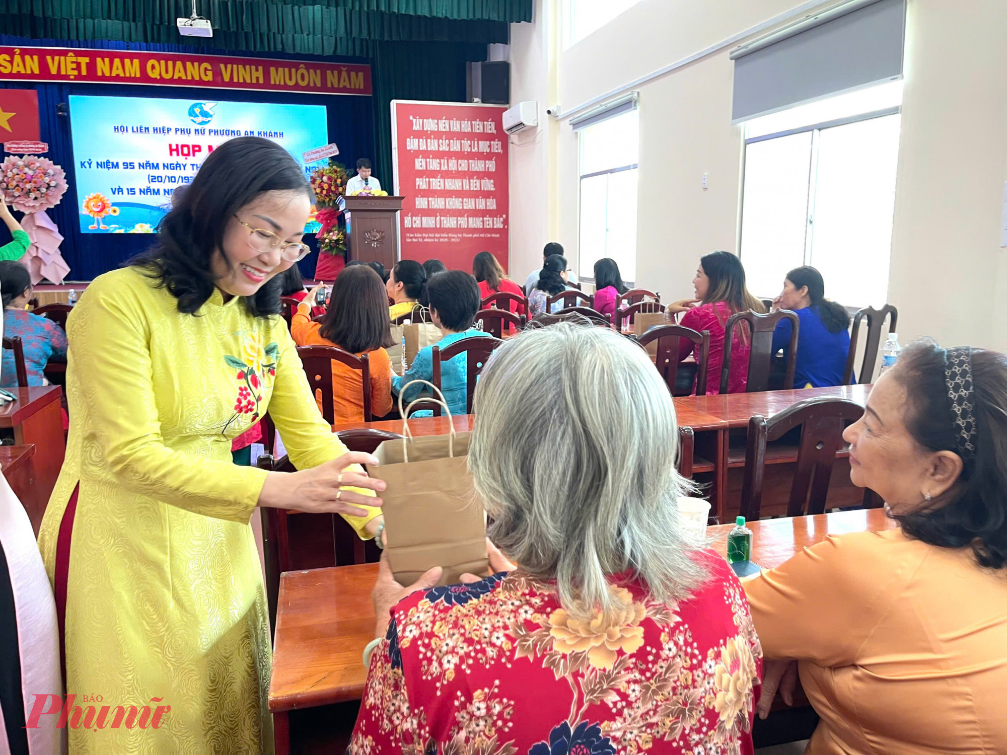 Hội LHPN phường An Khánh tặng quà các đại biểu tại buổi họp mặt 