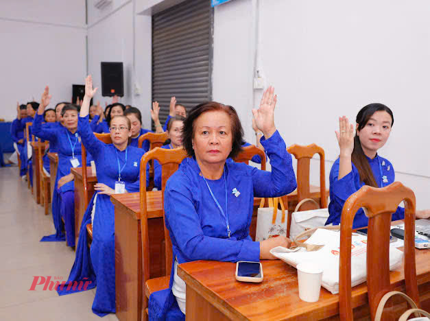 Đại biểu biểu quyết thông qua Nghị quyết Đại 