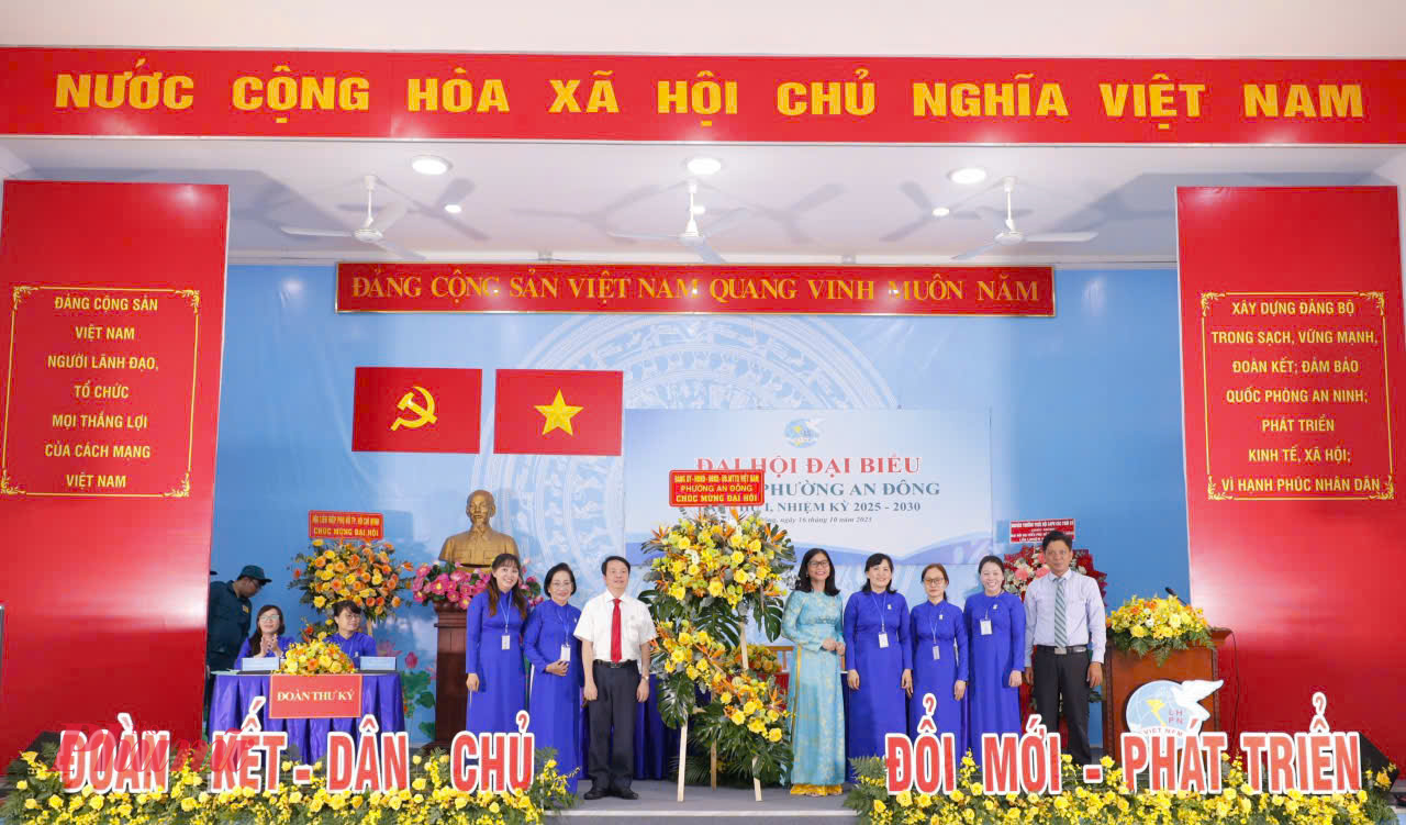 Lãnh đạo phường An Đông tặng hoa chúc mừng Đại hội 