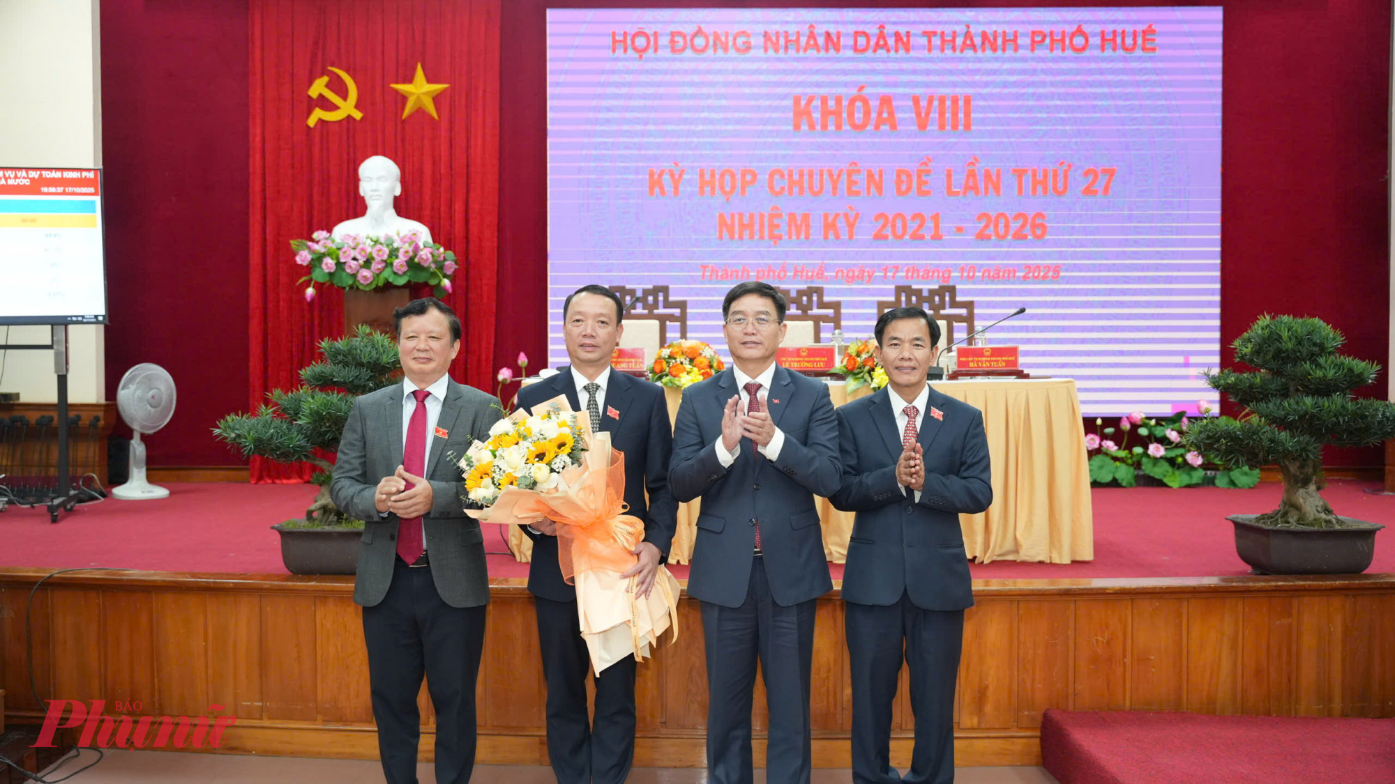 Ông Phan Thiên Định nhận hoa chúc mừng của Tân bí thư Thành ủy Huế, nguyên chủ tịch, Bí thư Thành ủy Huế