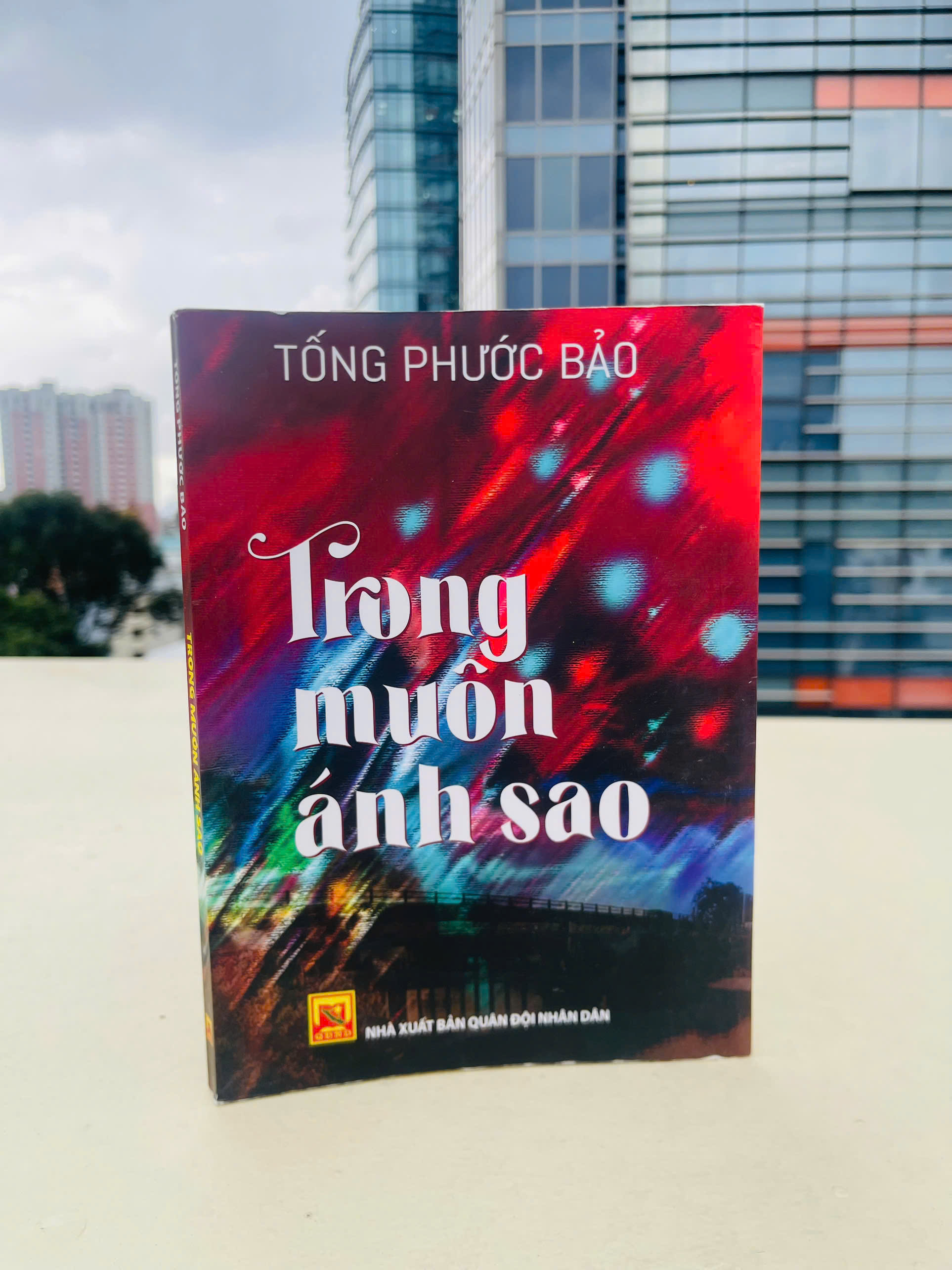 Tập truyện ngắn Trong muôn ánh sao - Tác phẩm mới nhất của nhà văn Tống Phước Bảo