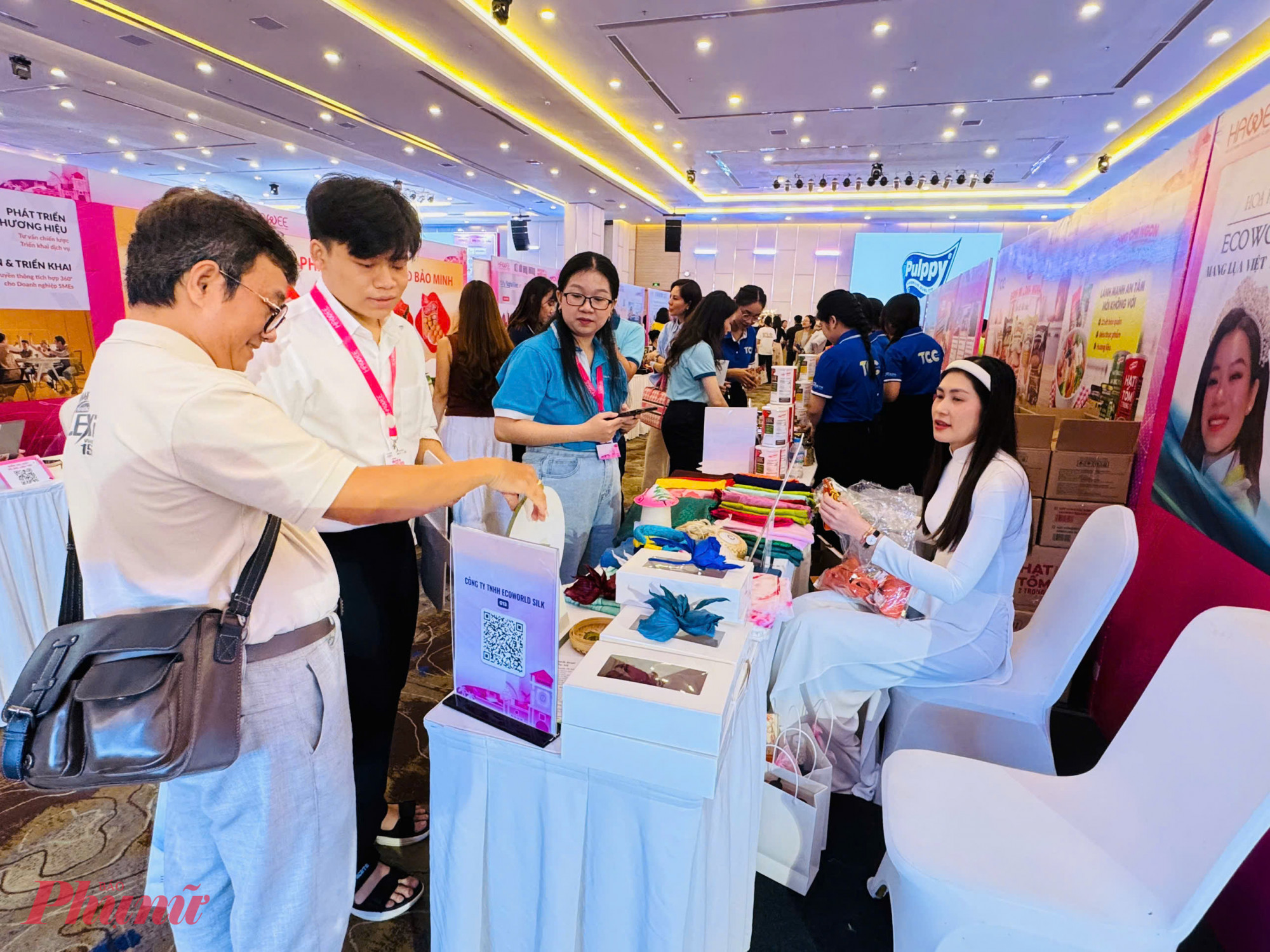 Đến dệt lụa tơ tằm. Trong ảnh là một gian hàng lụa, chuyên phân phối vải lụa tơ tằm và các loại vải sợi tự nhiên, không chỉ cung cấp thị trường trong nước mà sản phẩm còn xuất khẩu tại nhiều nước trên thế giới