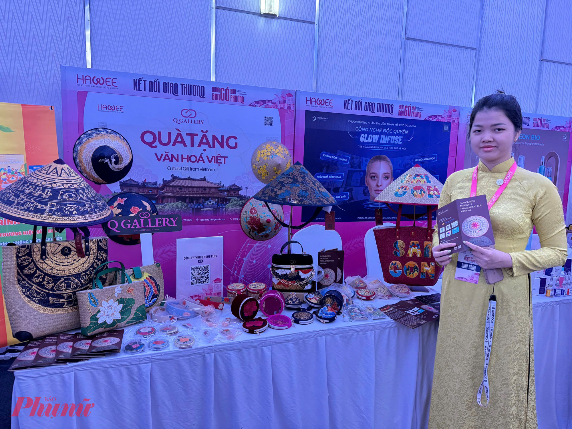 Tại gian hàng quà tặng văn hóa Việt trưng bày nhiều sản phẩm như nón lá, túi xách in hình các di tích lịch sử