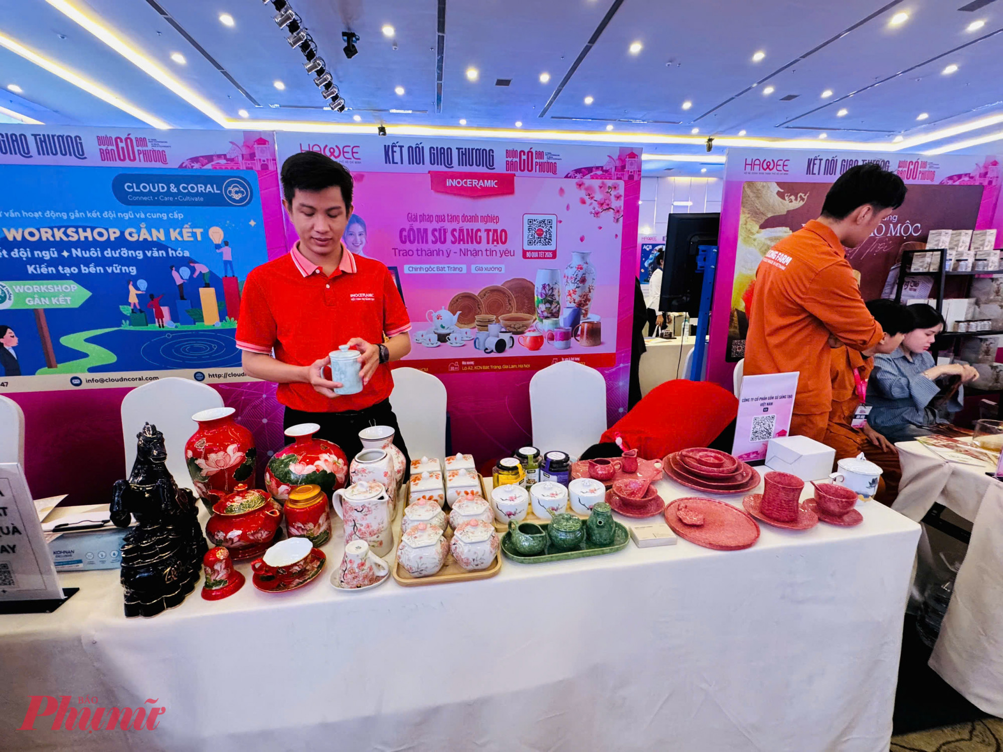 Chương trình có sự tham gia của hơn 207 gian hàng, trải rộng trên 30 lĩnh vực ngành nghề. Đáng chú ý, nhiều gian hàng trưng bày đa dạng các sản phẩm thủ công mỹ nghệ và dệt lụa tơ tằm...