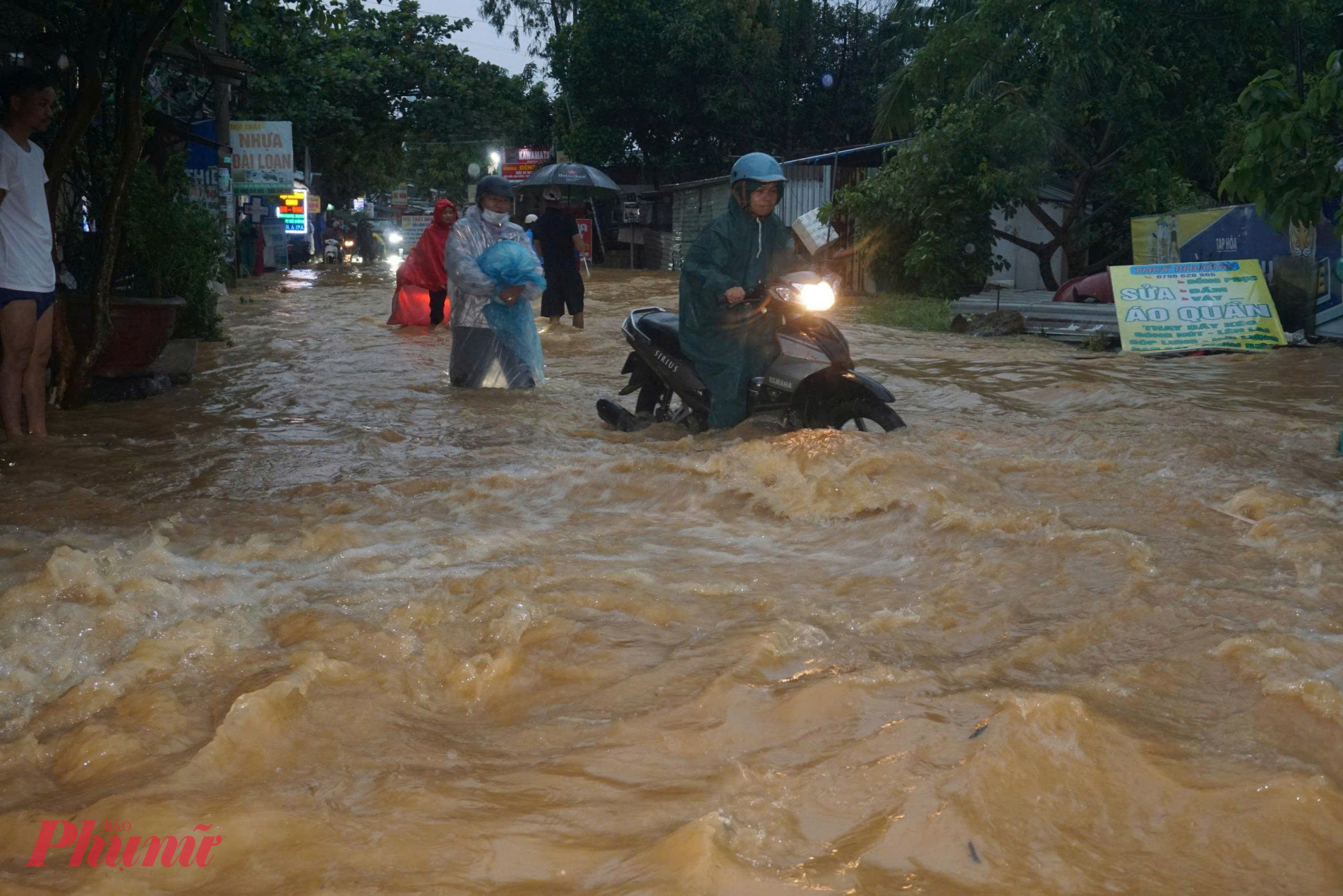 Tại đường Mẹ Suốt, phường Hòa Khánh cũng rơi vào tình trạng ngập úng.