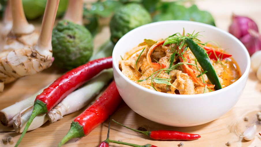Cà ri vịt Phanaeng là sự hòa quyện tinh tế giữa hương cay nồng của gia vị Thái và vị béo ngậy của nước cốt dừa. Thịt vịt được chọn từ phần đùi hoặc ức, có da mỏng và mỡ vừa phải, giúp món ăn thêm mềm ngọt mà không ngấy. Khi nấu cùng cà ri đỏ, lá chanh, sả và riềng, từng thớ thịt thấm đẫm gia vị, dậy mùi thơm đặc trưng. Ăn kèm cơm trắng hay bánh mì đều ngon, mang lại cảm giác béo cay hài hòa và đậm chất ẩm thực Thái.