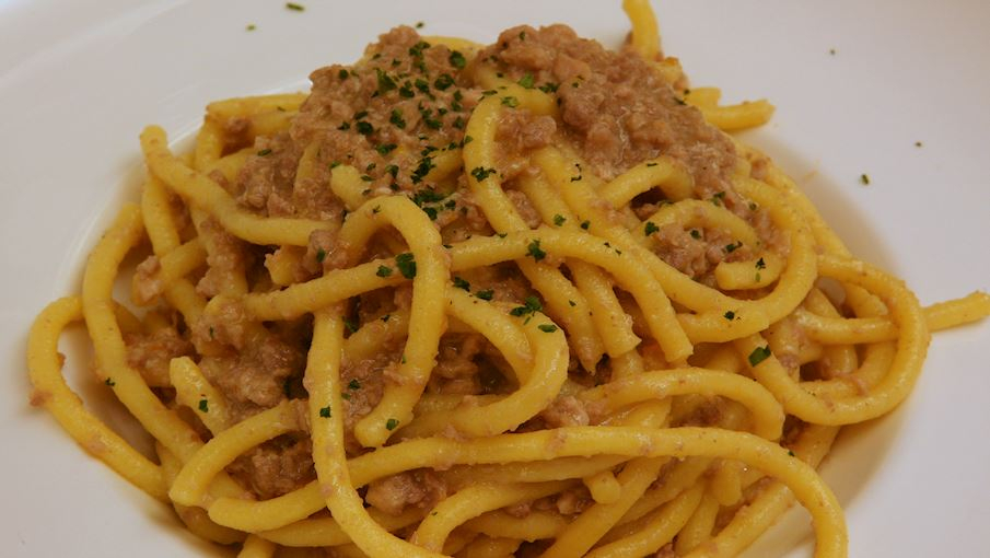 Bigoli con l’anatra là món mì trứng truyền thống của vùng Veneto (Ý), nổi bật với sợi mì to, dai và phần sốt vịt nấu chậm thơm lừng. Thịt vịt được băm nhỏ, xào với hành tây, tỏi, rượu vang trắng và ít cà chua, rồi hầm đến khi mềm, tạo nên phần sốt sánh mịn, thấm đẫm hương vị tự nhiên của thịt. Chính độ béo nhẹ và vị ngọt thanh của vịt giúp món mì thêm tròn vị, không quá nặng như các loại sốt bò hay heo thông thường.