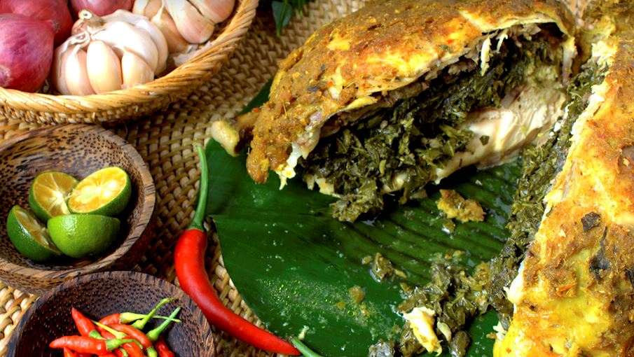 Betutu là món ăn truyền thống nổi tiếng của Indonesia, đặc biệt phổ biến ở đảo Bali. Thịt vịt được chọn nguyên con, ướp cùng hỗn hợp gia vị đặc trưng gọi là bumbu betutu gồm sả, nghệ, gừng, hạt tiêu, tỏi, hành tím và ớt, tạo nên mùi thơm nồng quyến rũ. Sau khi ướp, vịt được gói trong lá chuối rồi đem hấp hoặc nướng chậm nhiều giờ liền, giúp phần thịt chín mềm, thấm đẫm hương vị cay nồng và béo thơm. Lớp da vịt ngấm gia vị, dậy mùi khói nhẹ, trong khi phần thịt bên trong vẫn giữ được độ ngọt tự nhiên.