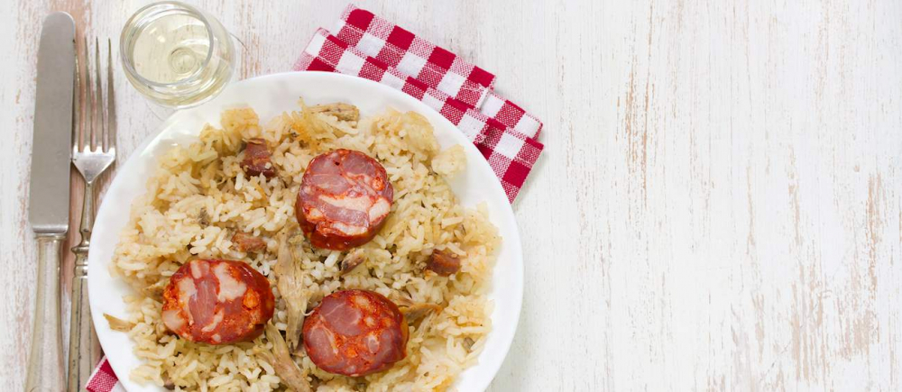 Arroz de Pato là món cơm vịt trứ danh của Bồ Đào Nha, nổi bật với hương vị béo ngậy và màu sắc hấp dẫn. Thịt vịt được luộc chín mềm rồi xé nhỏ, xào cùng hành tây, tỏi và xúc xích chorizo để tạo độ thơm và đậm đà. Nước luộc vịt được dùng để nấu cơm, giúp từng hạt gạo thấm vị ngọt tự nhiên và có màu vàng óng đặc trưng. Khi cơm gần chín, thịt vịt được rải đều lên trên rồi đem nướng nhẹ cho mặt cơm hơi giòn và dậy mùi thơm quyến rũ.