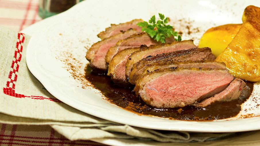 Magret de Canard là món ức vịt áp chảo nổi tiếng của Pháp, thể hiện sự tinh tế trong cách chế biến thịt vịt. Phần ức được chọn từ vịt nuôi lấy gan béo, có lớp da dày và thịt đỏ mềm. Khi chế biến, đầu bếp khía nhẹ phần da rồi áp chảo để mỡ chảy ra từ từ, giúp lớp da vàng giòn trong khi phần thịt bên trong vẫn hồng mềm và ngọt tự nhiên. Thịt vịt được giữ nguyên hương vị đặc trưng – vừa béo, vừa thơm mà không hề ngấy. Món ăn thường được dùng kèm nước sốt cam hoặc sốt rượu vang đỏ, mang lại vị chua ngọt hài hòa, làm nổi bật vị đậm đà của thịt.