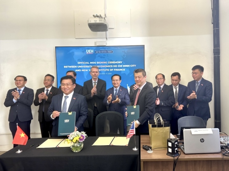 GS.TS. Nguyễn Khắc Quốc Bảo - Chủ tịch Hội đồng đại học UEH ký kết thỏa thuận hợp tác với Viện Tài chính New York - Ảnh: UEH