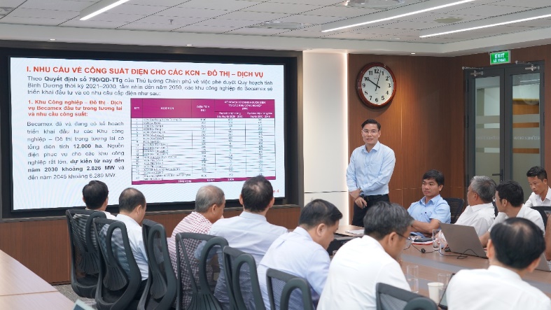 Đại diện Becamex báo cáo nhu cầu về công suất điện cho các khu công nghiệp - đô thị - dịch vụ tại buổi làm việc - Ảnh: EVNHCMC