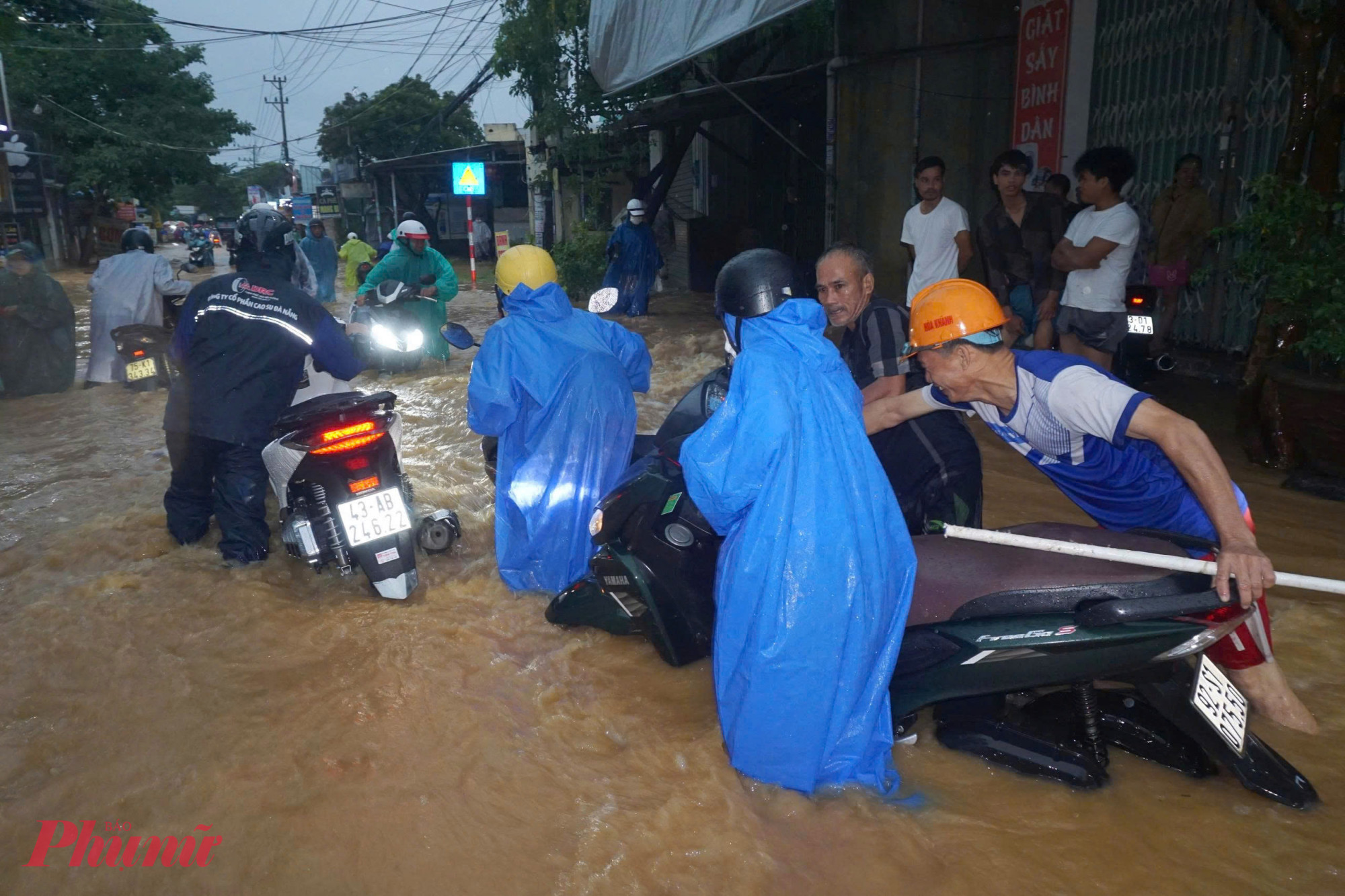 Theo Đài khí tượng thuỷ văn Trung bộ, tổng lượng mưa 24 giờ qua ở khu vực đồng bằng trung du TP Đà Nẵng phổ biến 40-120mm, có nơi cao hơn như Sơn Trà 166mm; vùng núi phổ biến 10-40mm.