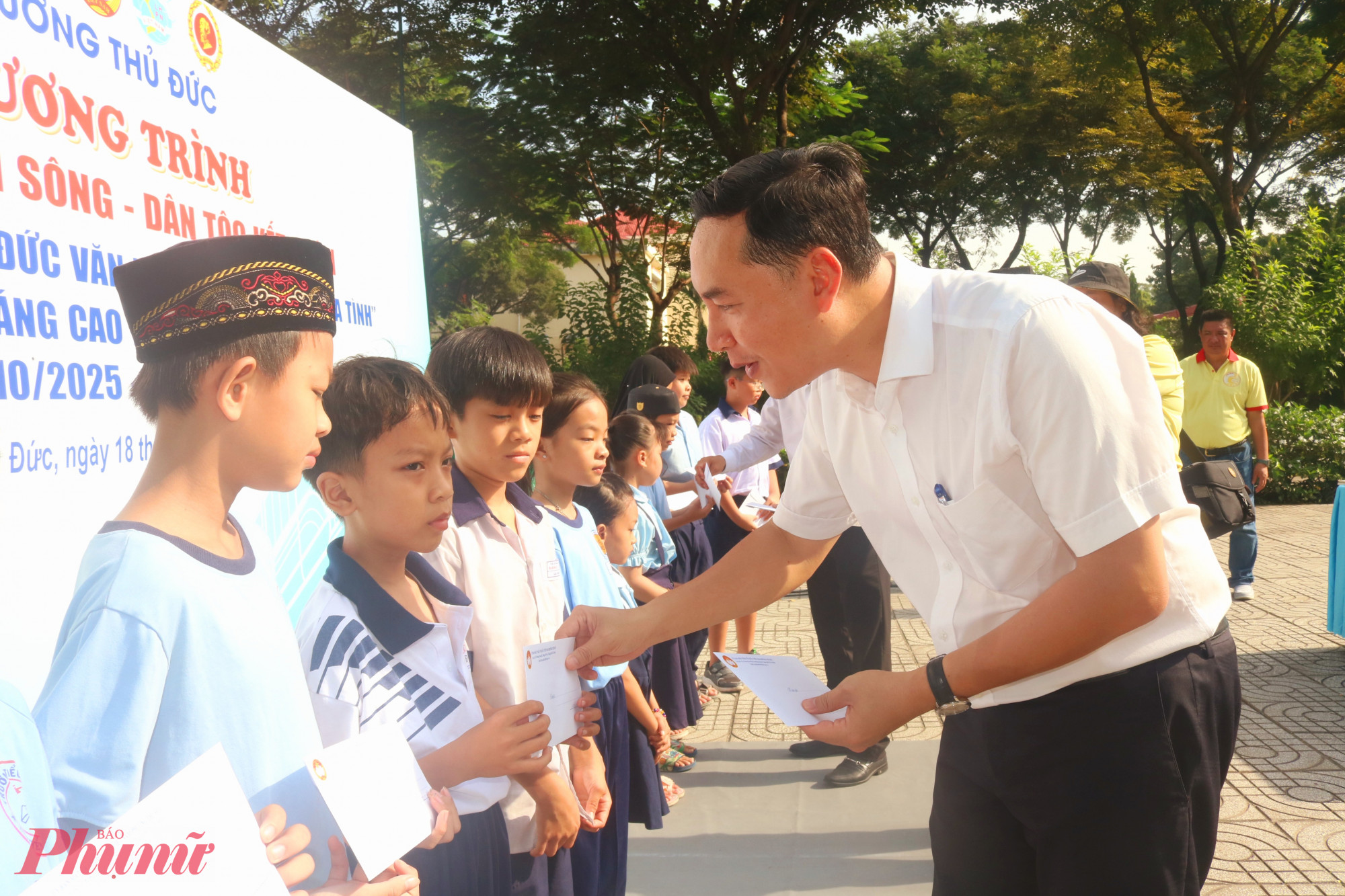 Ông Mai Hữu Quyết – Bí thư Đảng ủy, Chủ tịch HĐND phường Thủ Đức – trao học bổng Nguyễn Hữu Thọ đến các em học sinh - Ảnh: Mẫn Nhi 
