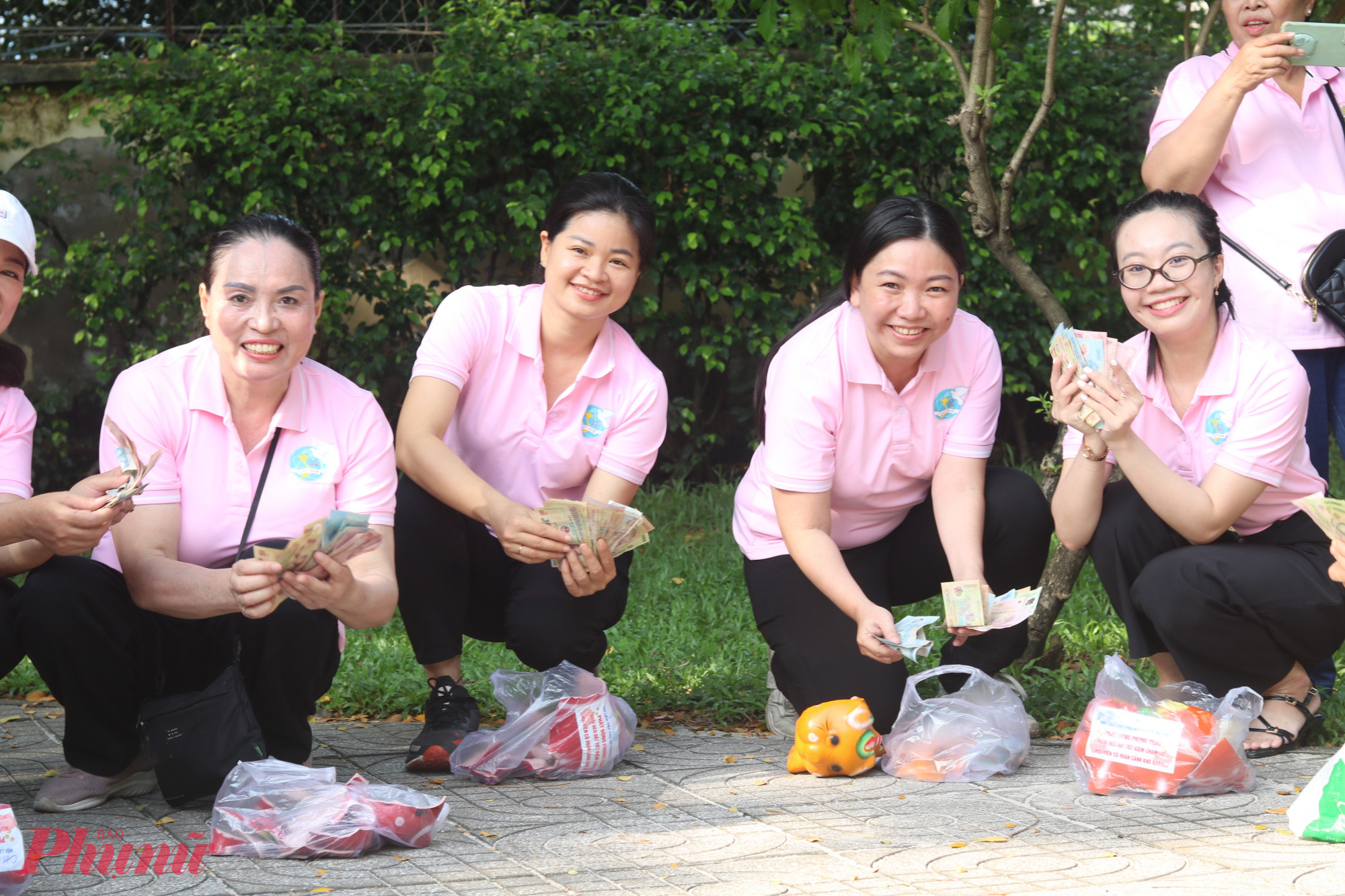 52 chi hội phụ nữ khu phố của phường Thủ Đức đồng loạt khui heo đất để mua quà tiếp sức hội viên có hoàn cảnh khó khăn - Ảnh: Mẫn Nhi