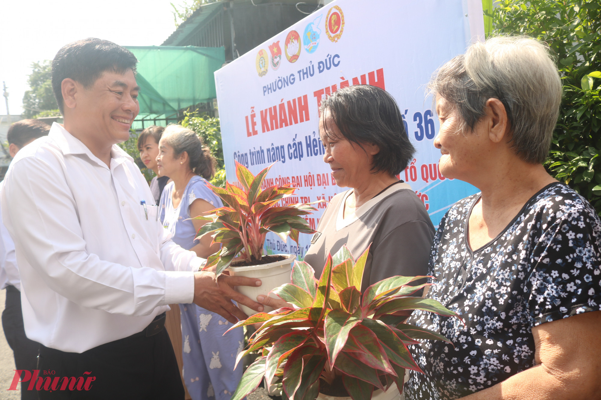 Ủy ban MTTQ Việt Nam phường Thủ Đức và các tổ chức chính trị - xã hội phường tặng chậu cây đến người dân, cán bộ, hội viên phụ nữ khu phố 36, qua đó kêu gọi mọi người chung sức xây dựng mô hình “Tuyến hẻm tự quản, xanh – sạch – đẹp”. Trong ảnh là ông Trần Thanh Bình - Chủ tịch Ủy ban MTTQ Việt Nam phường Thủ Đức - trao chậu cây đến đại diện các hộ dân - Ảnh: Mẫn Nhi