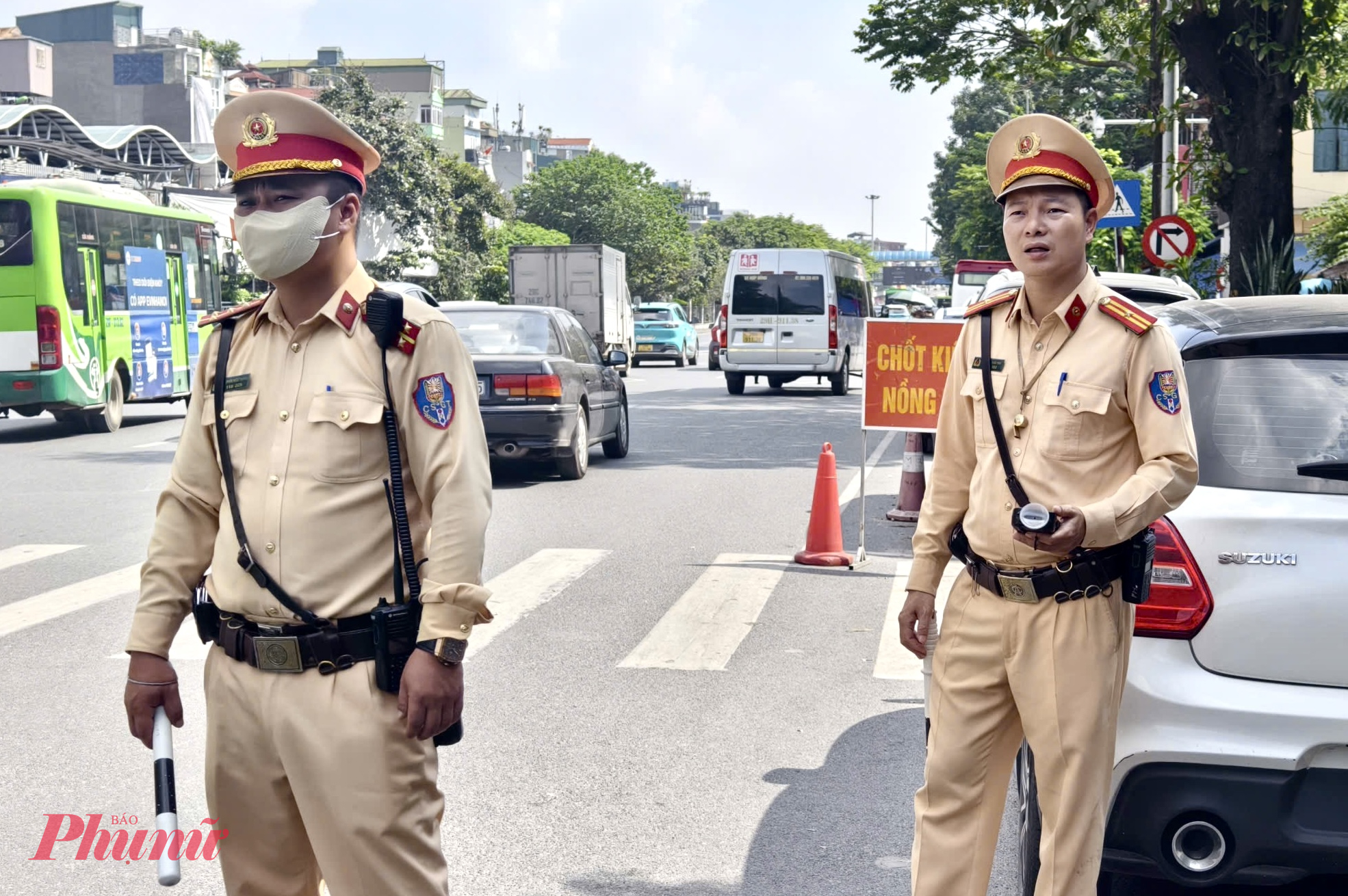 Tại Hà Nội, Phòng CSGT đã cử hàng chục tổ công tác của 16 Đội trực thuộc, gồm cả đường bộ và đường thủy. 