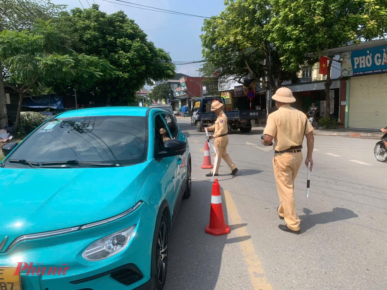 Trên nhiều tuyến phố nội đô và những nút giao thông trọng điểm thuộc các phường và xã khắp thành phố, cảnh sát lập nhiều chốt kiểm tra đối với người điều khiển ô tô và xe máy.