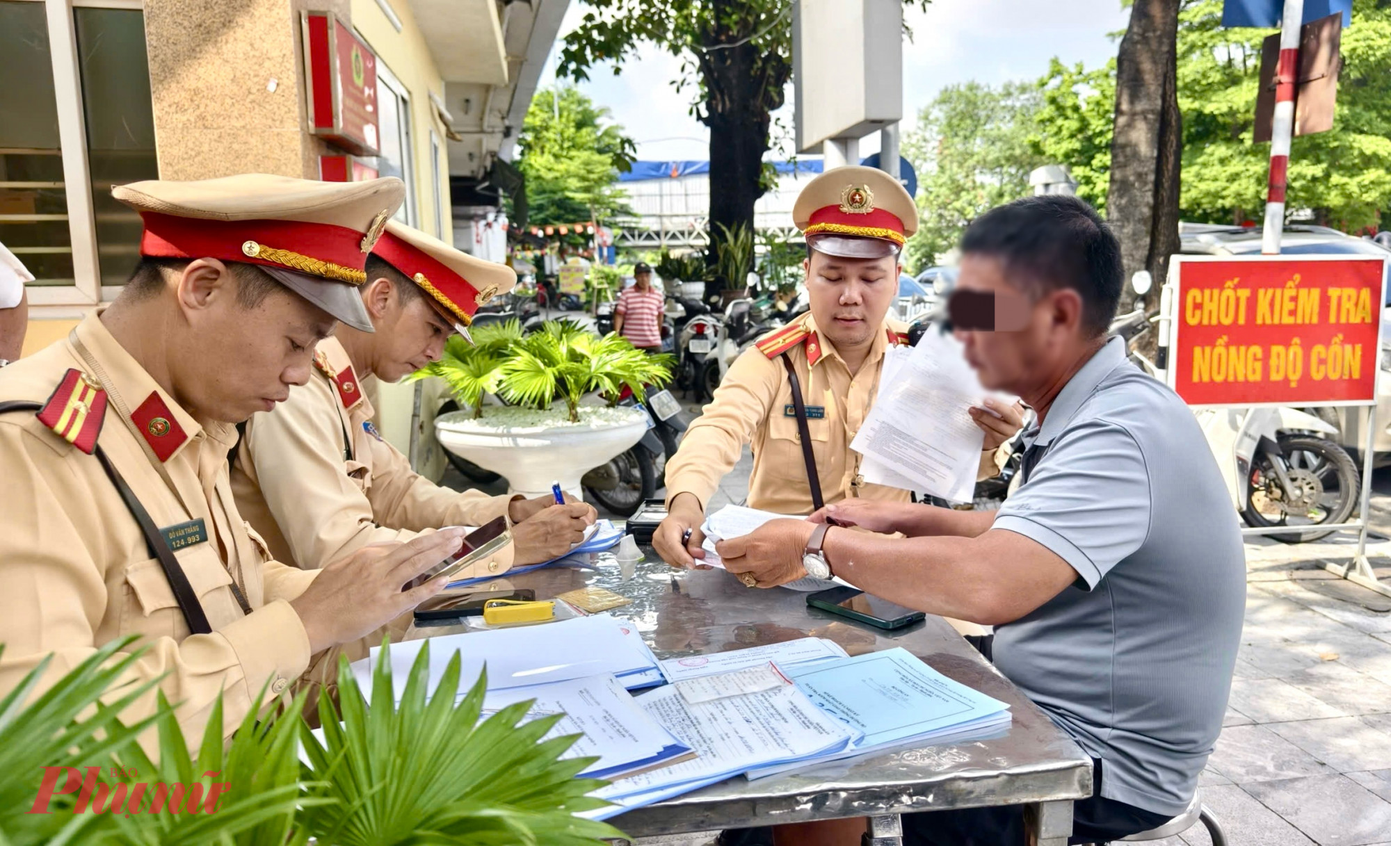 Trong hơn hai giờ kiểm tra đối với gần 100 xe máy và hơn 30 xe ô tô, Đội CSGT số 1 phát hiện gần 10 tài xế xe máy vi phạm nồng độ cồn.