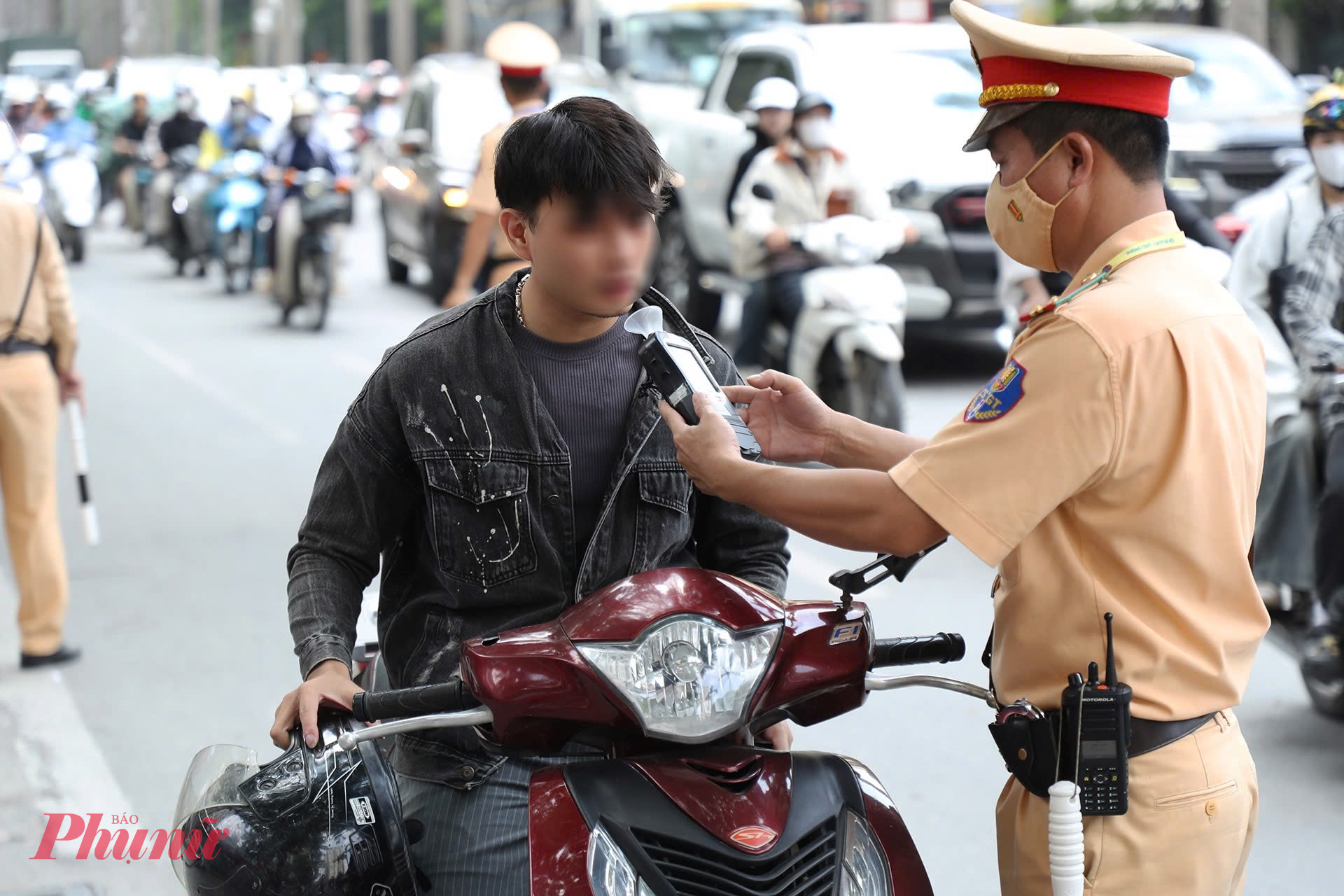 Cùng thời điểm trên, tổ công tác của Đội CSGT số 6 làm việc tại ngã tư Nguyễn Hoàng - Lê Đức Thọ (phường Từ Liêm) đã phát hiện nhiều tài xế ma men vi phạm ở mức cao hơn cả mức kịch khung.