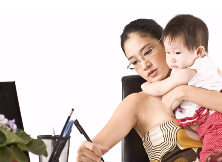 Phụ nữ chấp nhận vất vả và thiệt thòi để chồng con hạnh phúc (ảnh minh hoạ)