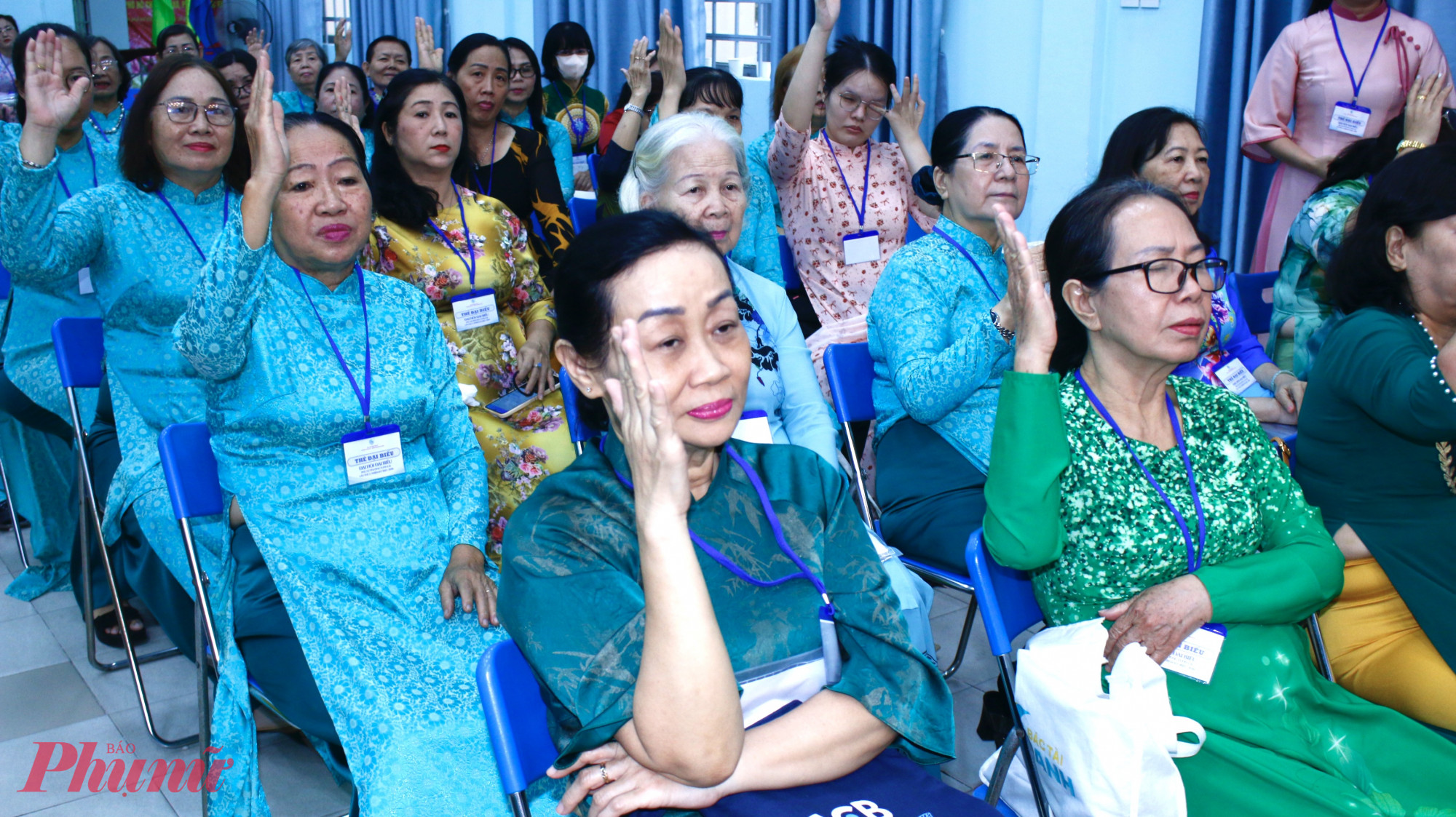 Các đại biểu biểu quyết 