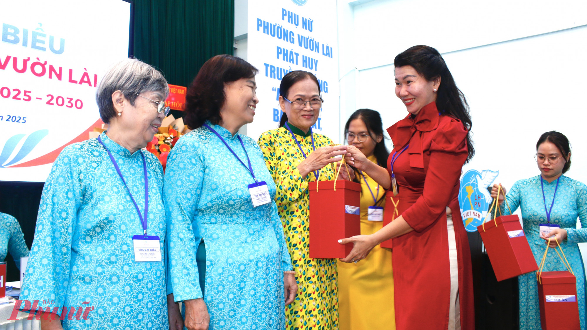 Dịp này, Hội LHPN phường Vườn Lài cũng đã trao quà tri ân đến 27 dì, chị không tham gia Ban Chấp hành Hội LHPN phường nhiệm kỳ 2025 – 2030.