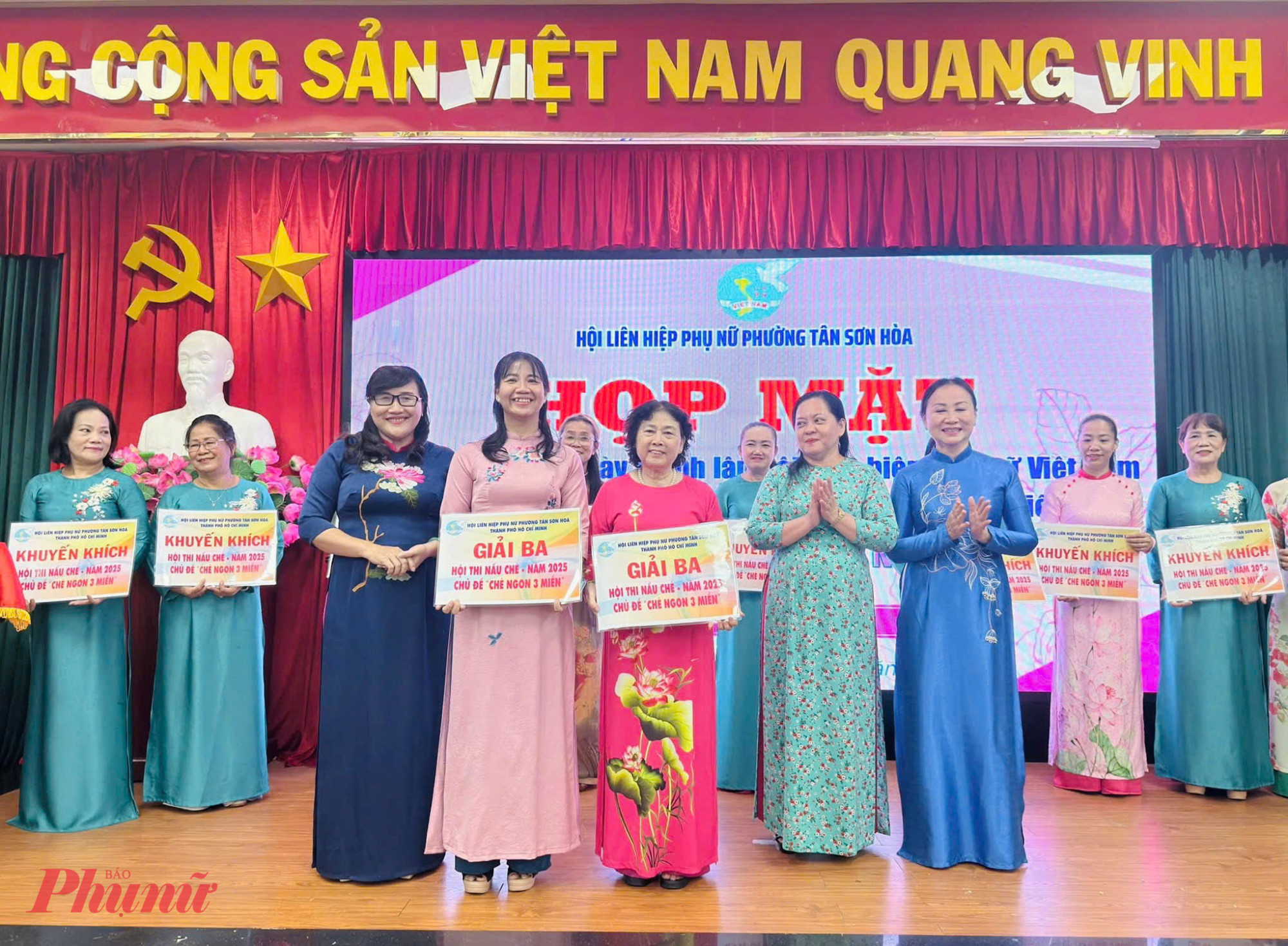 Ban tổ chức trao giải cho các đội thi