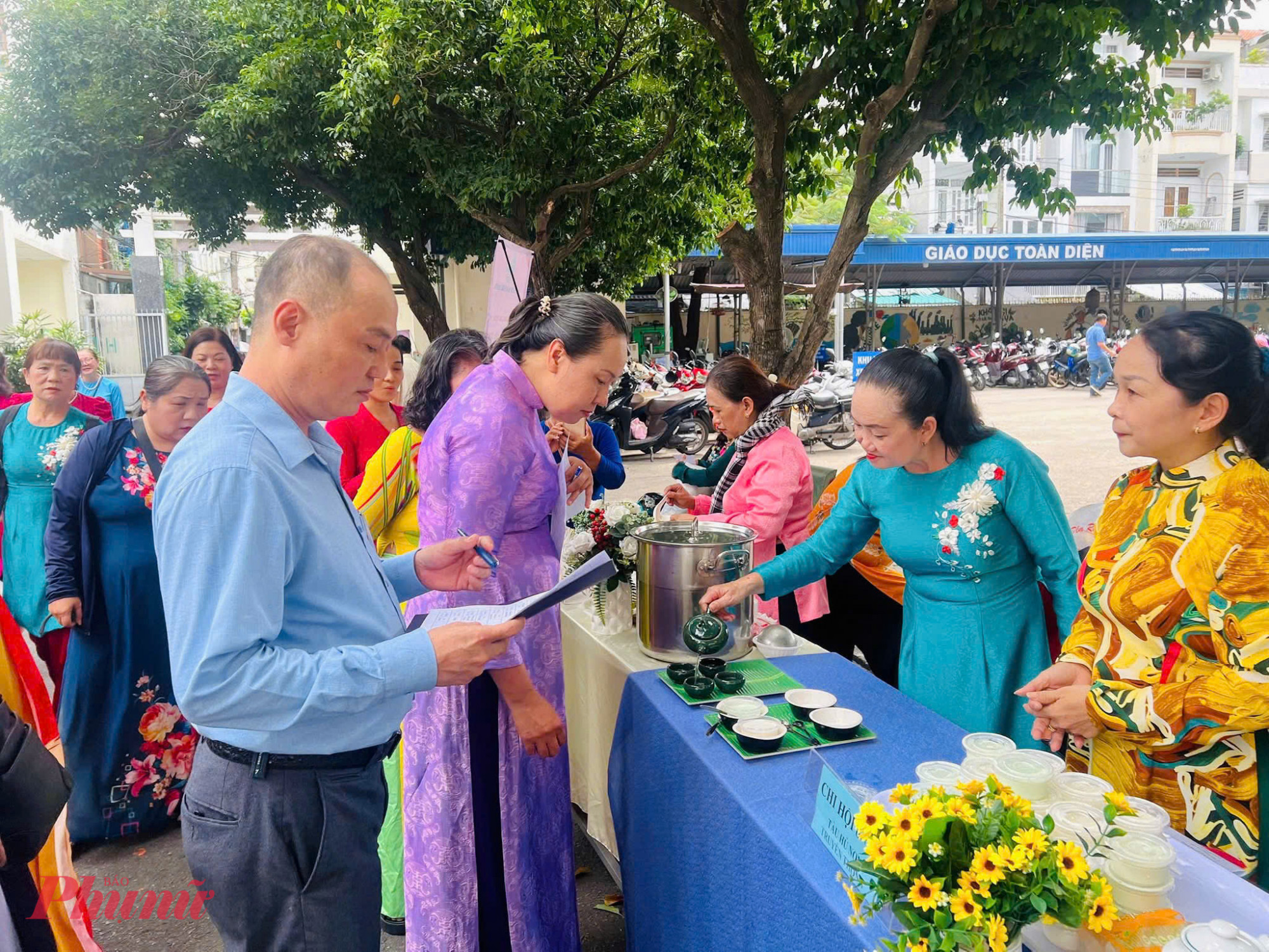 Ban giám khảo chấm điểm các đội thi