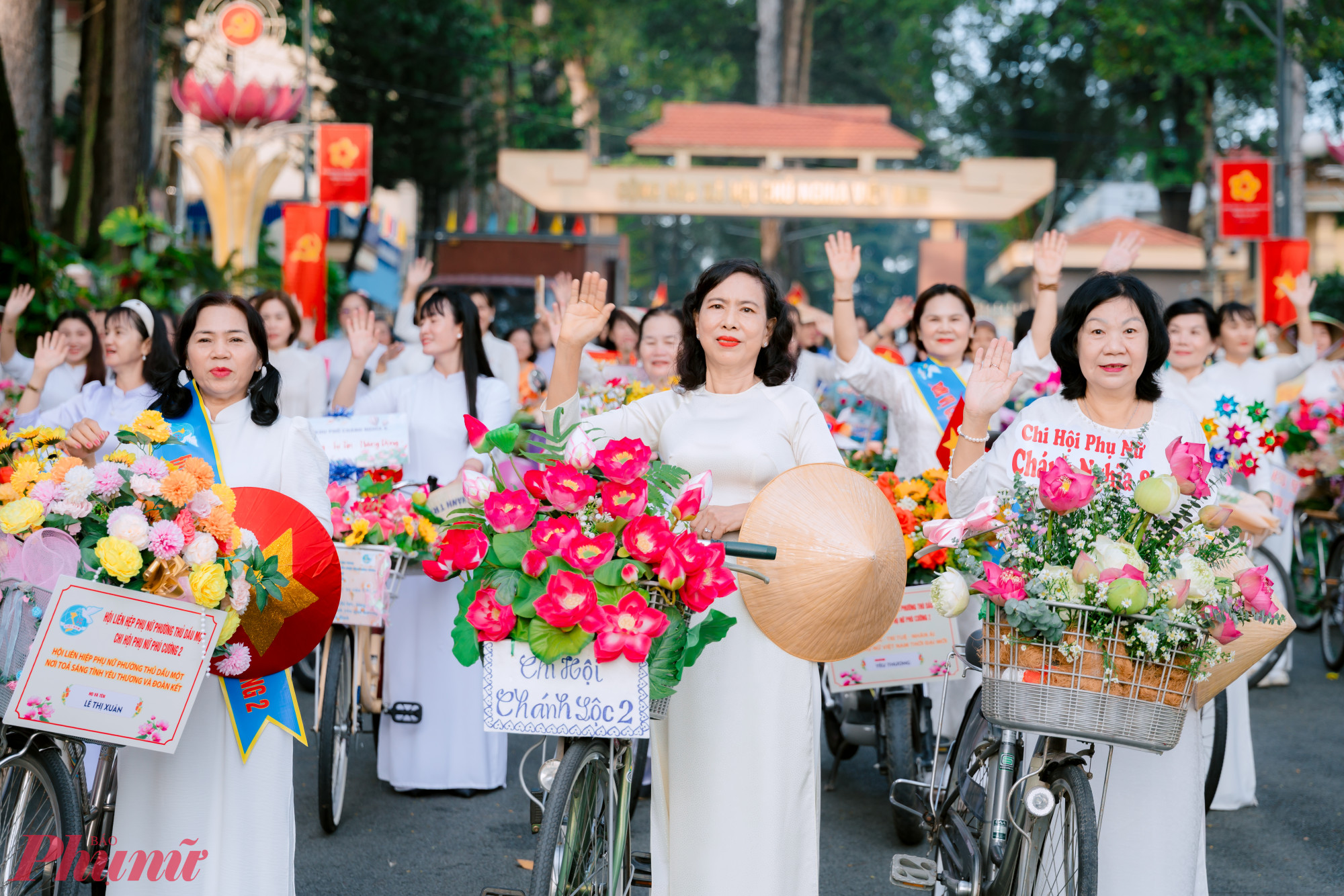 Những chiếc xe đạp đầy màu sắc do chị em phường Thủ Dầu Một trổ tài trang trí - Ảnh: Hội LHPN phường Thủ Dầu Một