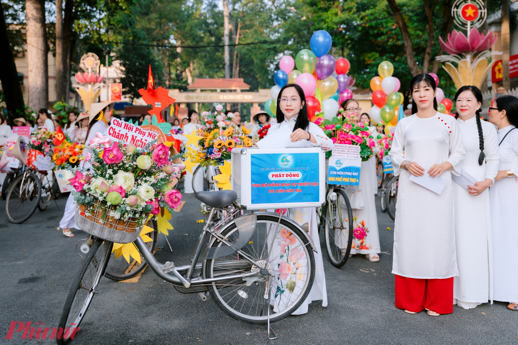 Trước khi xuất phát diễu hành, bà Lê Thị Thuý Hà – Phó chủ tịch Ủy ban MTTQ, Chủ tịch Hội LHPN phường Thủ Dầu Một (bìa trái) -  cùng chị em đóng góp ủng hộ đồng bào bị thiệt hại do bão lũ gây ra - Ảnh: Hội LHPN phường Thủ Dầu Một