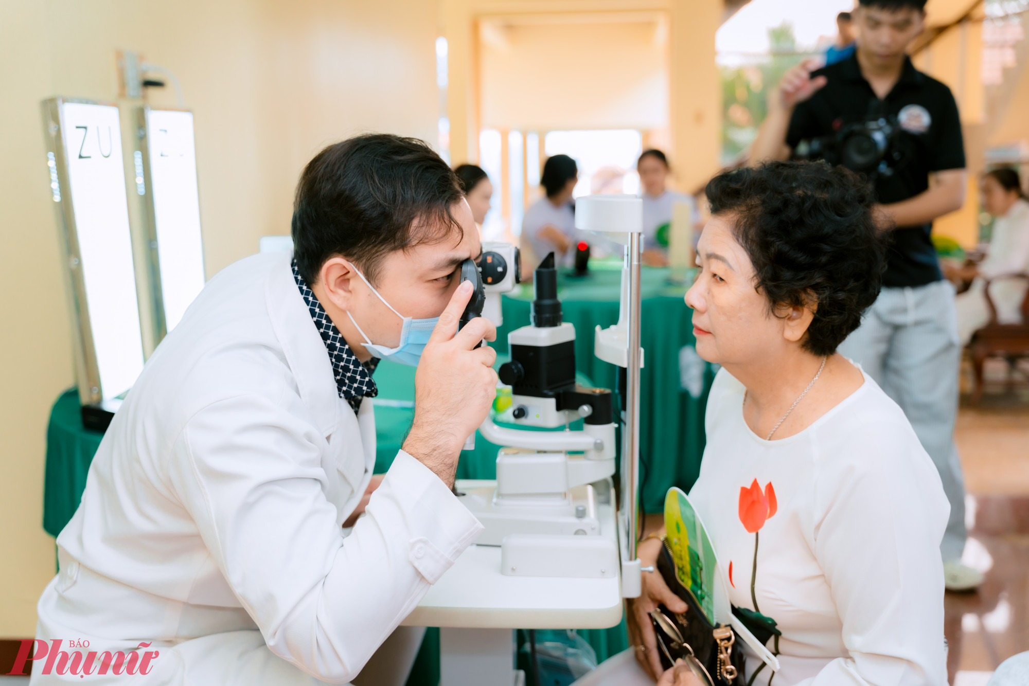 Bác sĩ Bệnh viện Mắt Sài Gòn Bình Dương đến khám mắt miễn phí cho các dì, các chị - Ảnh: Hội LHPN phường Thủ Dầu Một