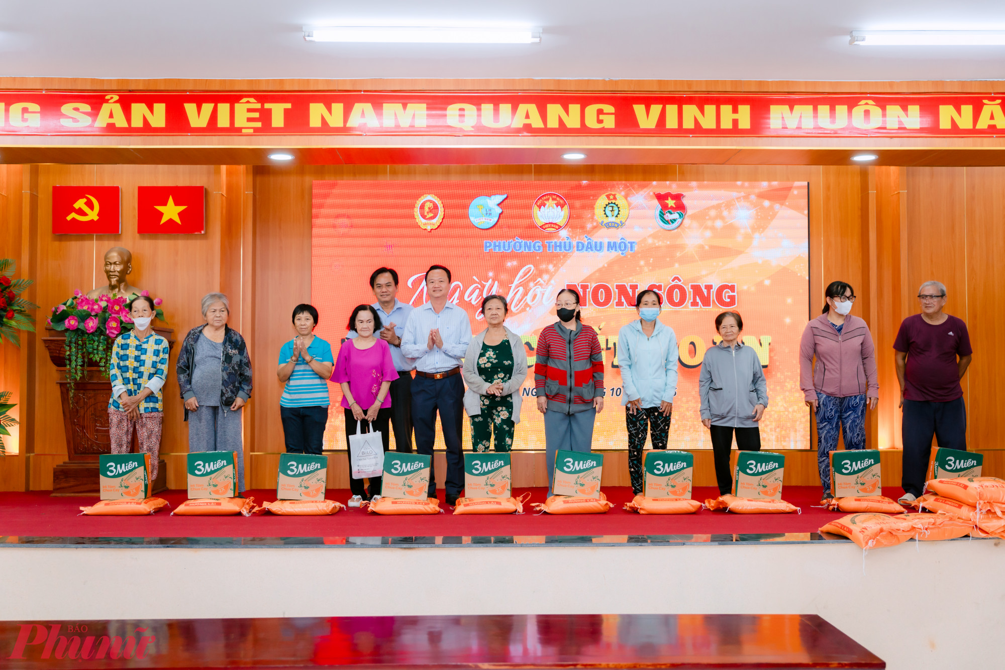 Ban tổ chức trao quà tiếp sức 20 hộ gia đình khó khăn - Ảnh: Hội LHPN phường Thủ Dầu Một